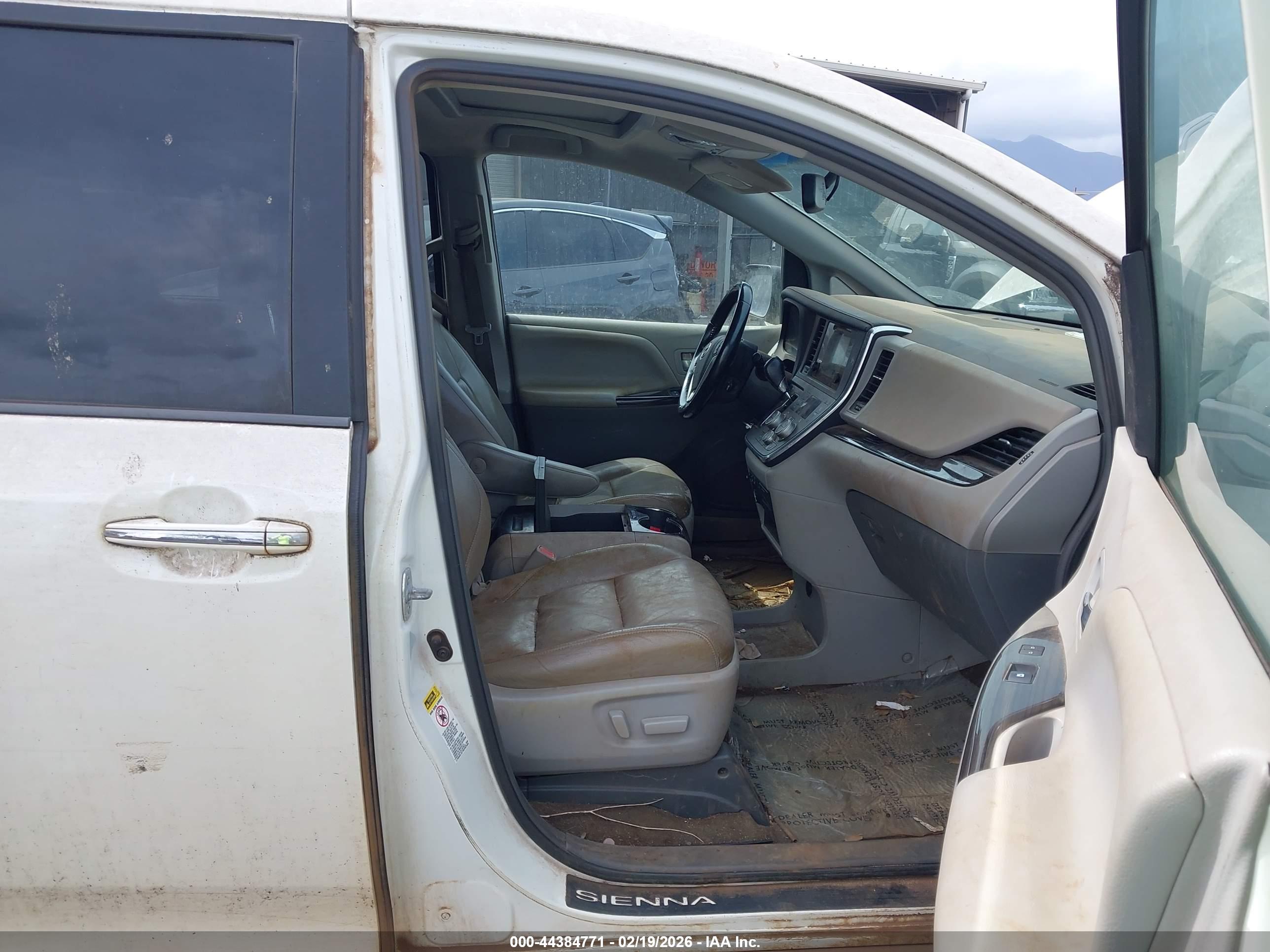 TOYOTA SIENNA image 5