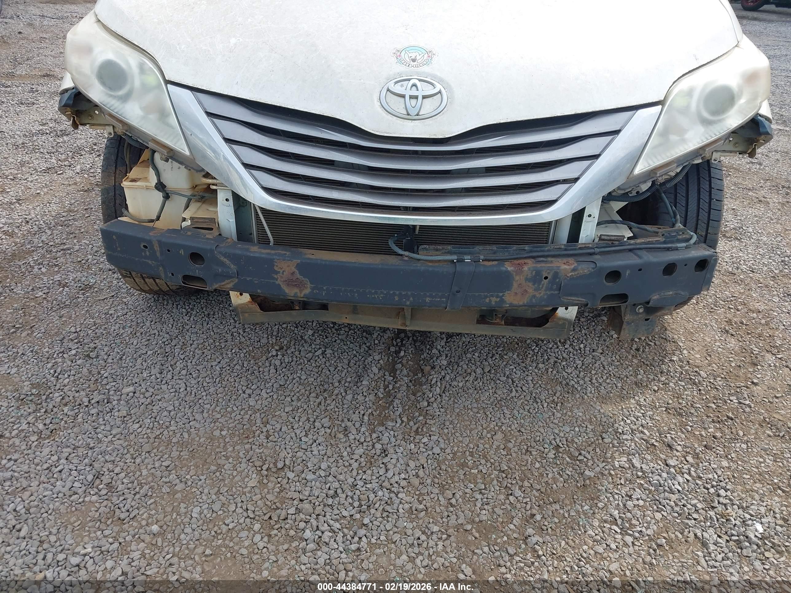 TOYOTA SIENNA image 6