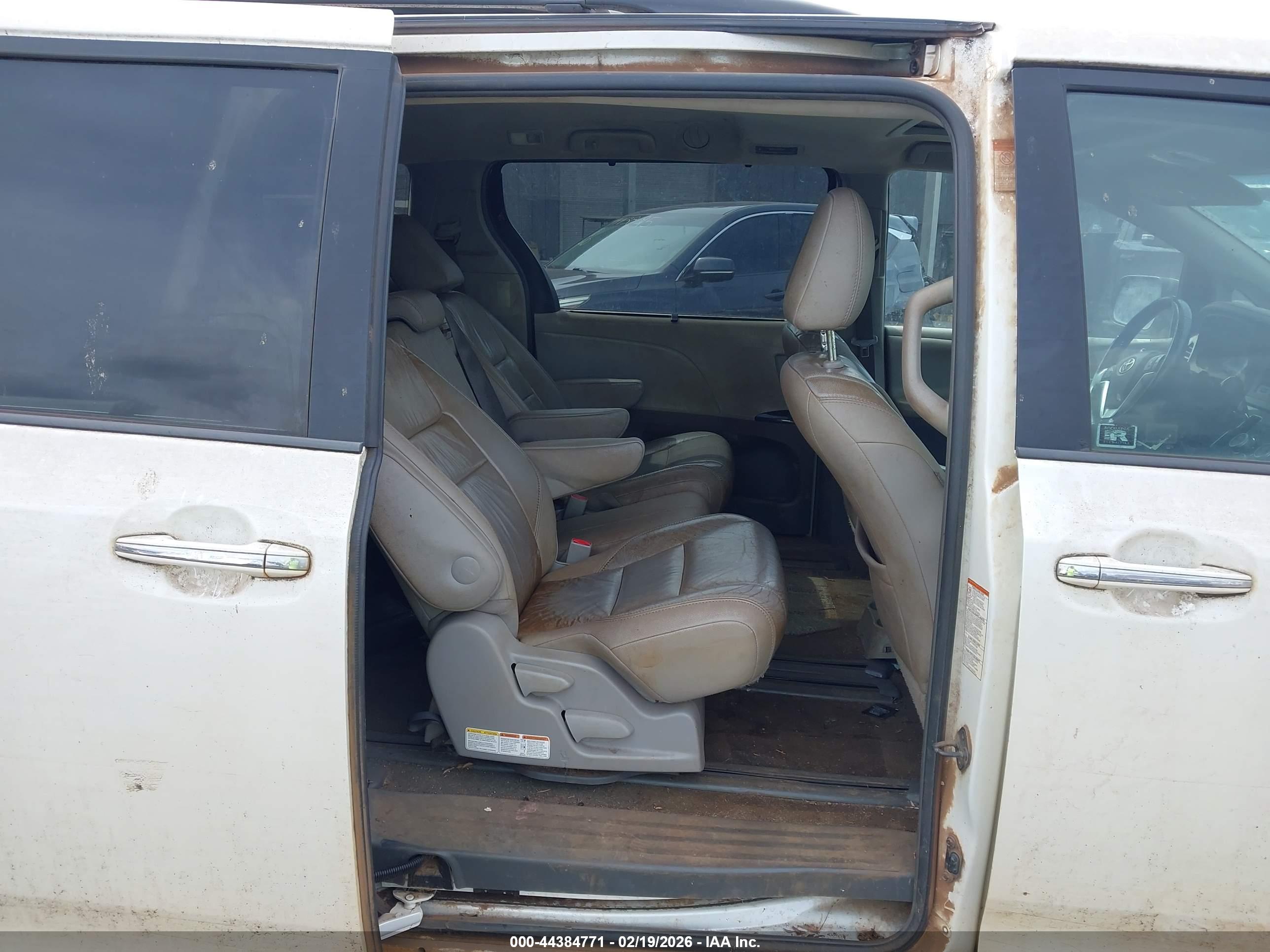 TOYOTA SIENNA image 8