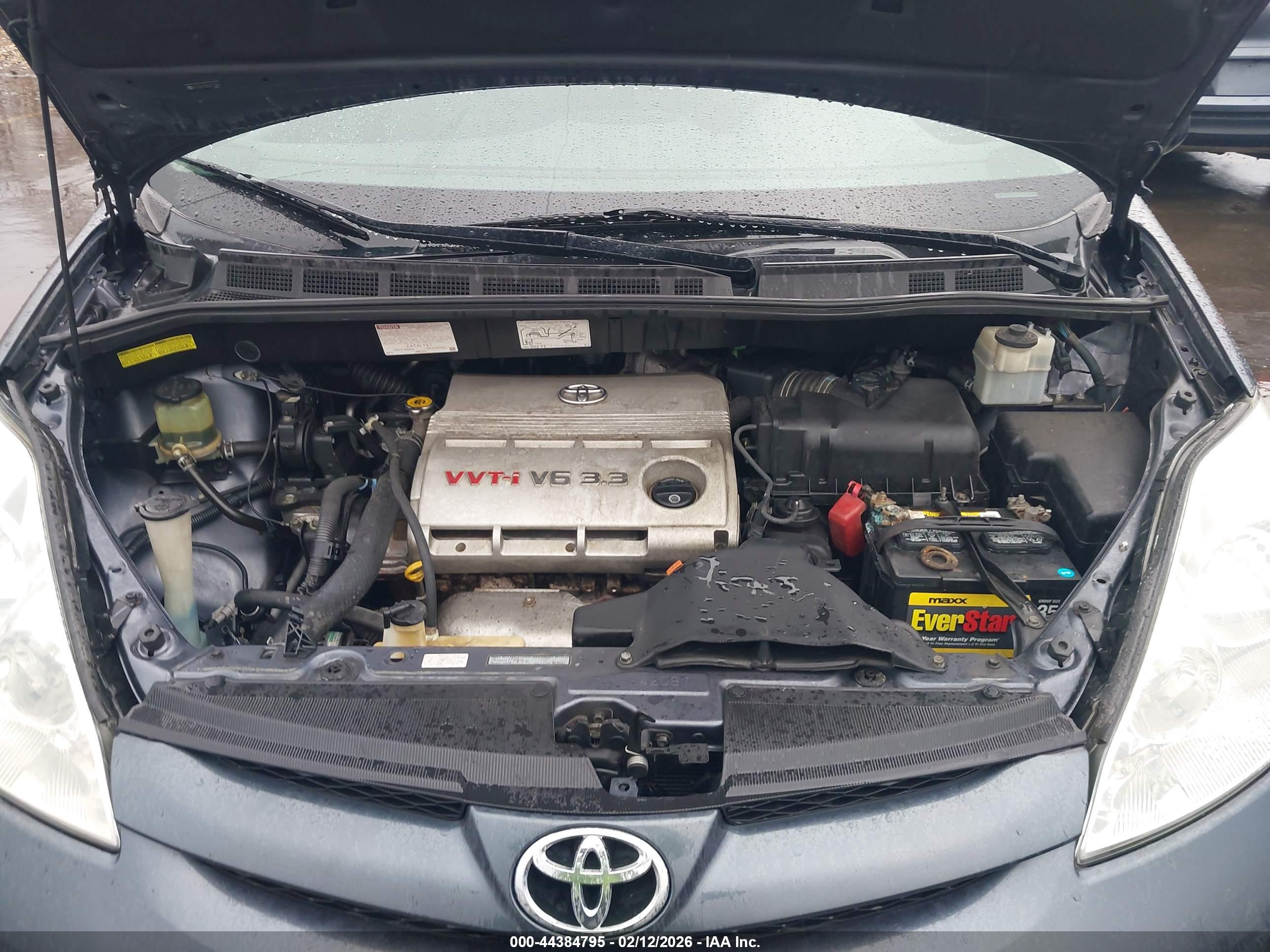 TOYOTA SIENNA image 10