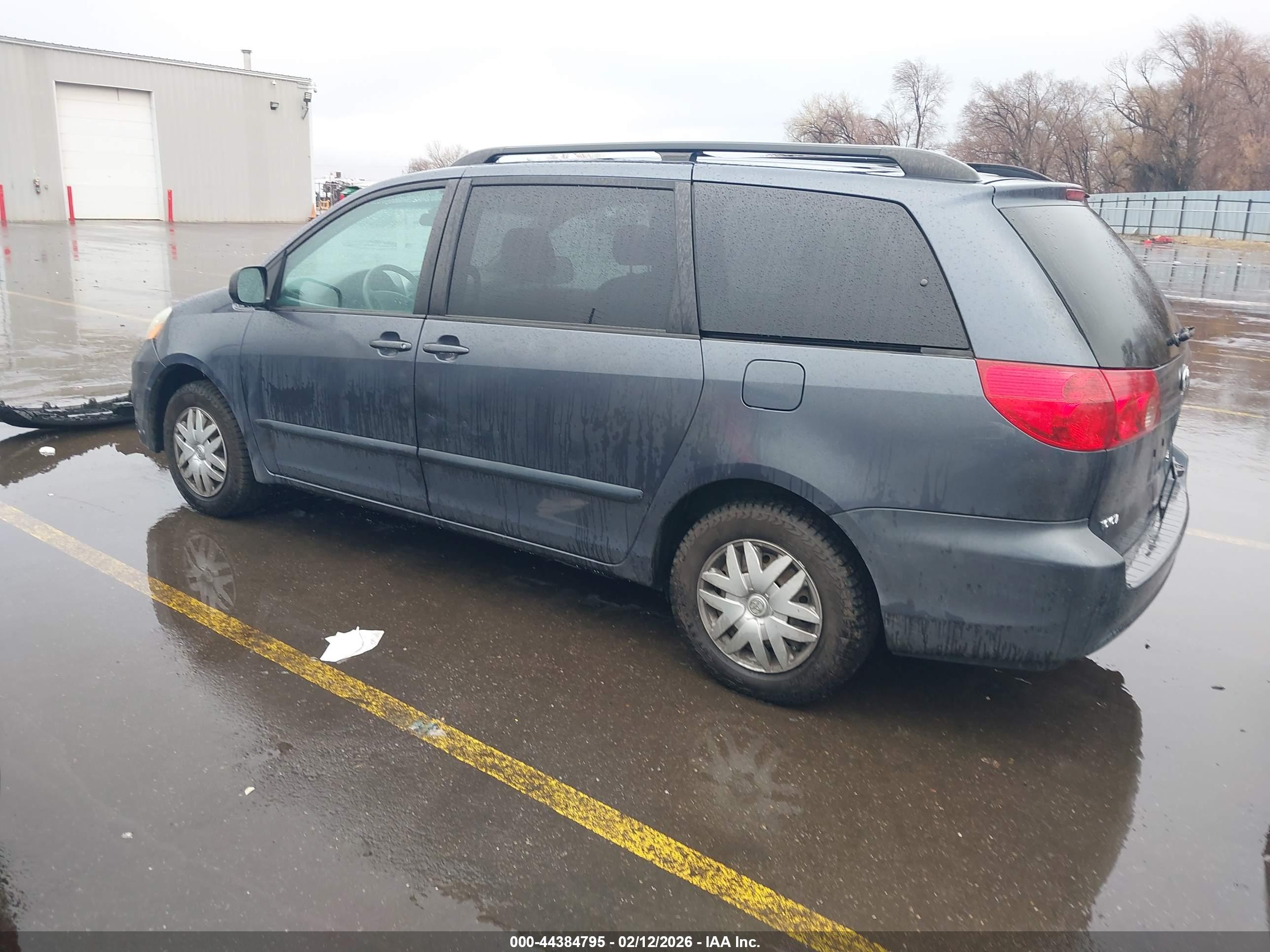 TOYOTA SIENNA image 3