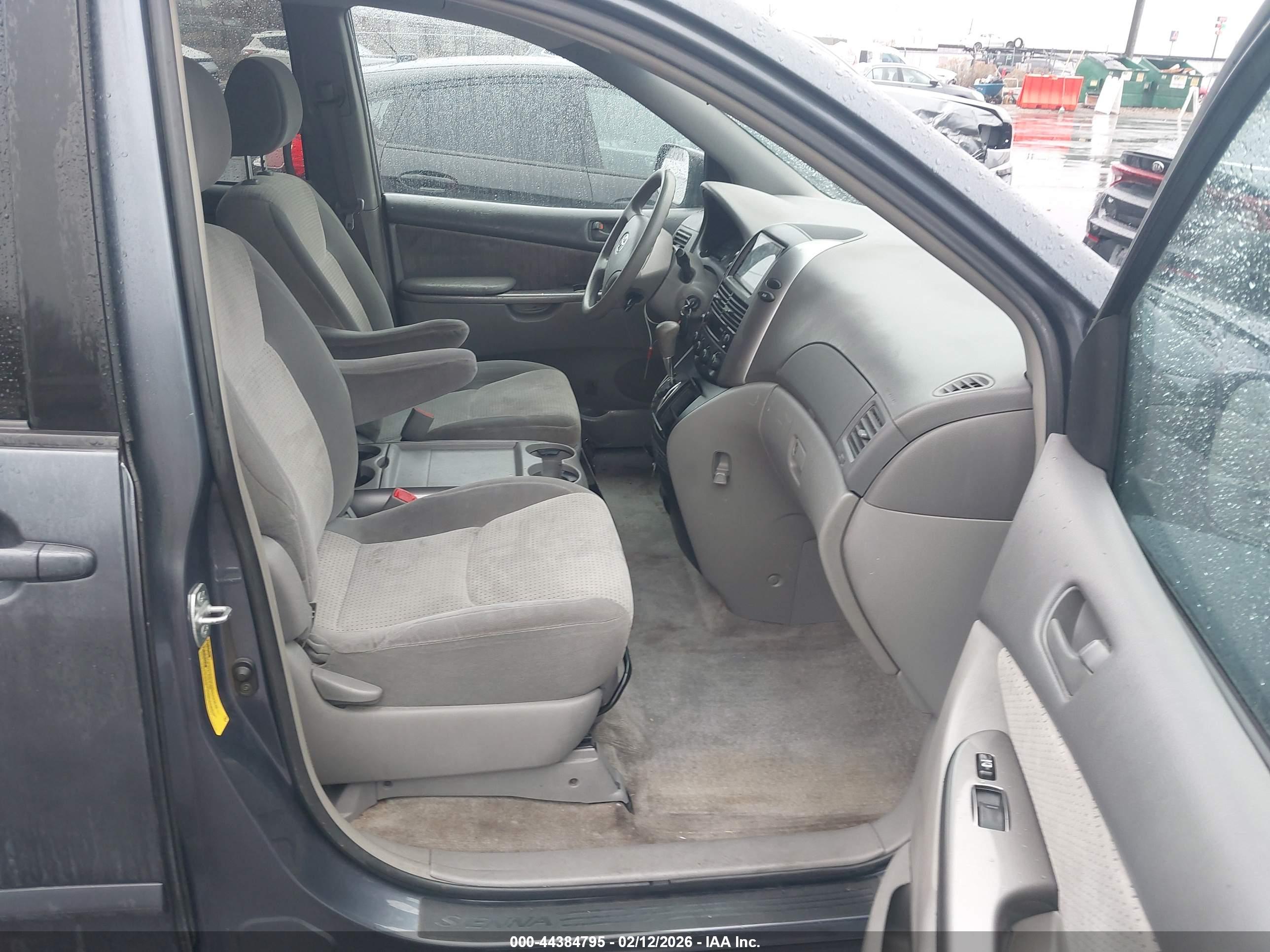 TOYOTA SIENNA image 5