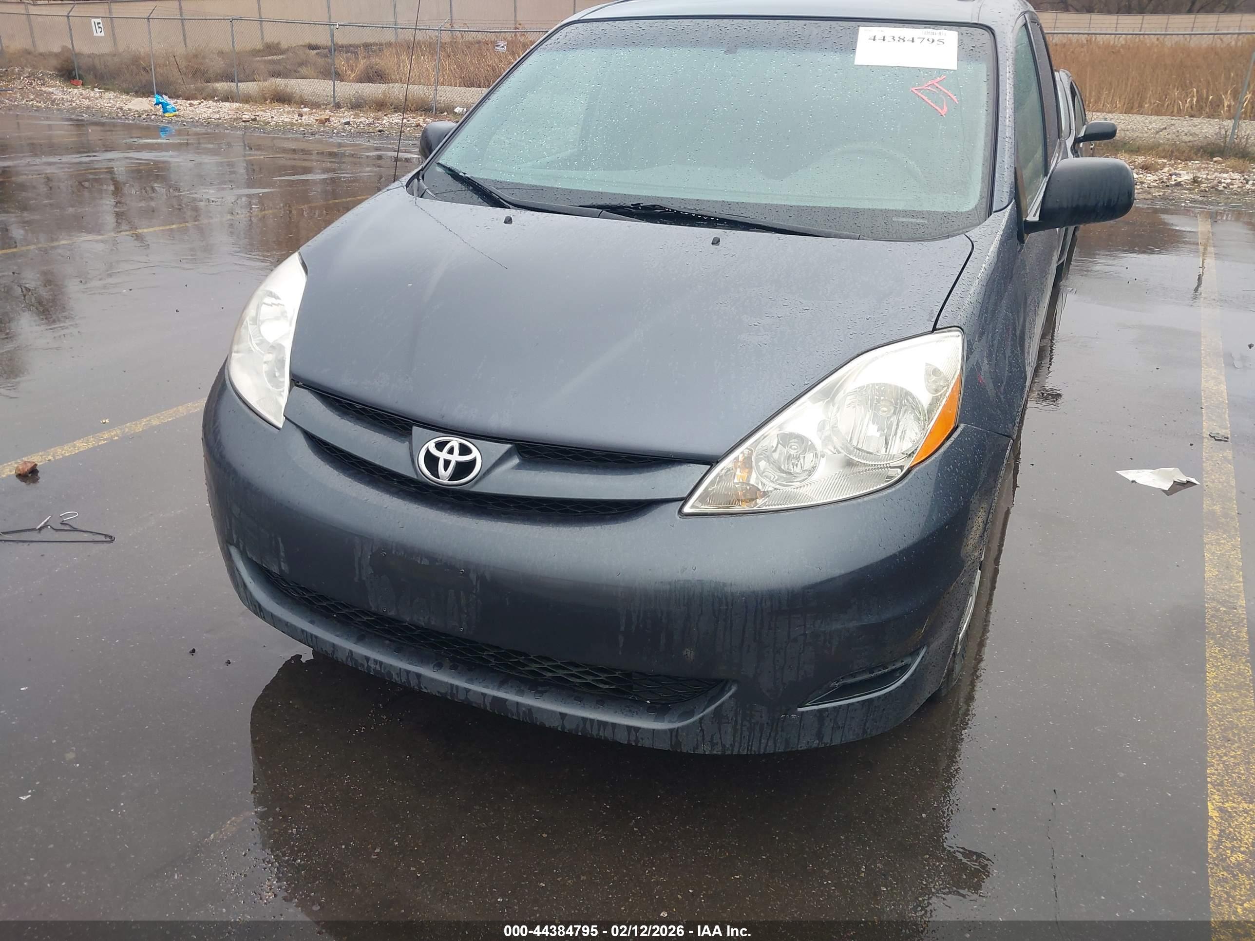 TOYOTA SIENNA image 6