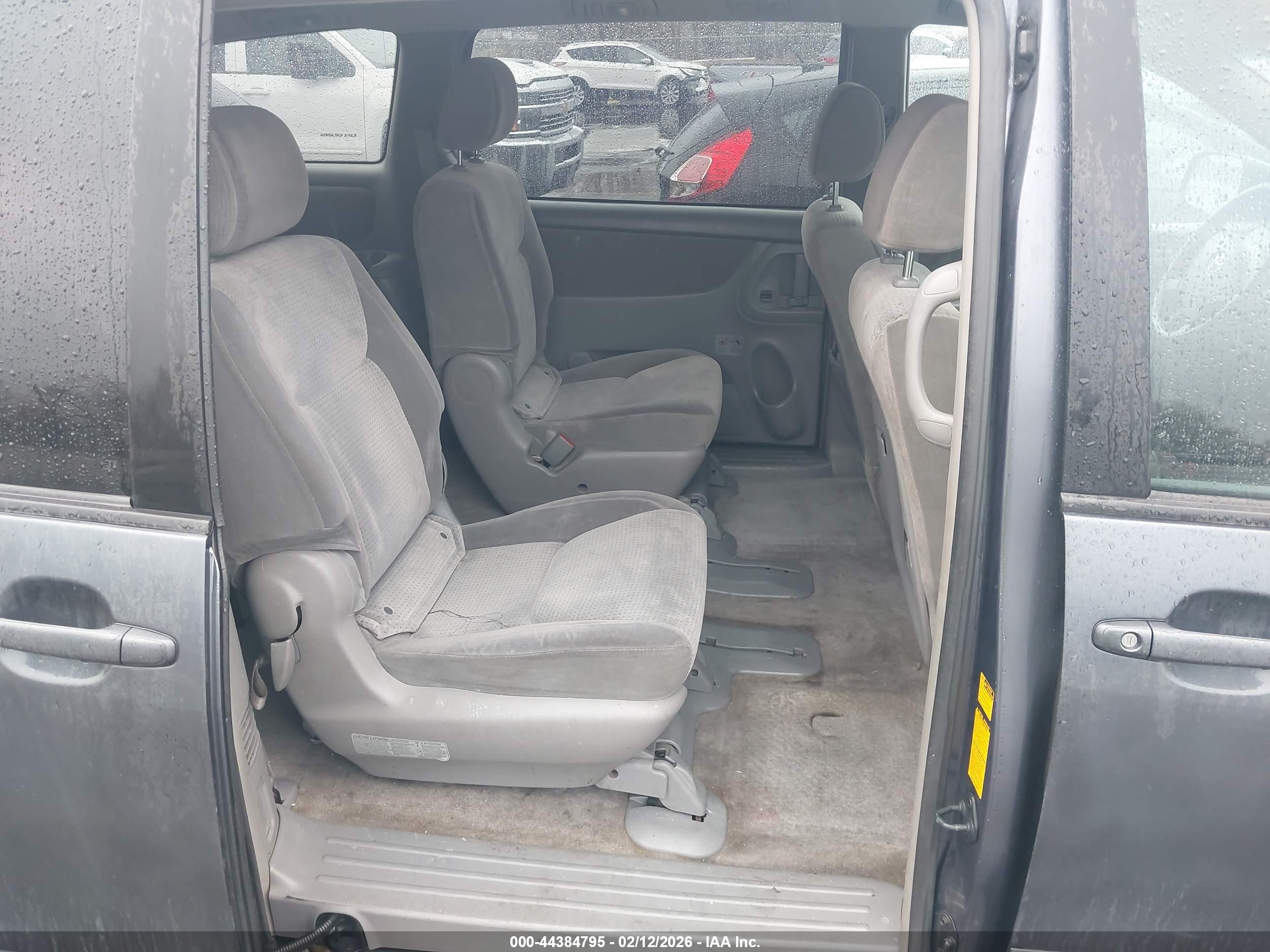 TOYOTA SIENNA image 8