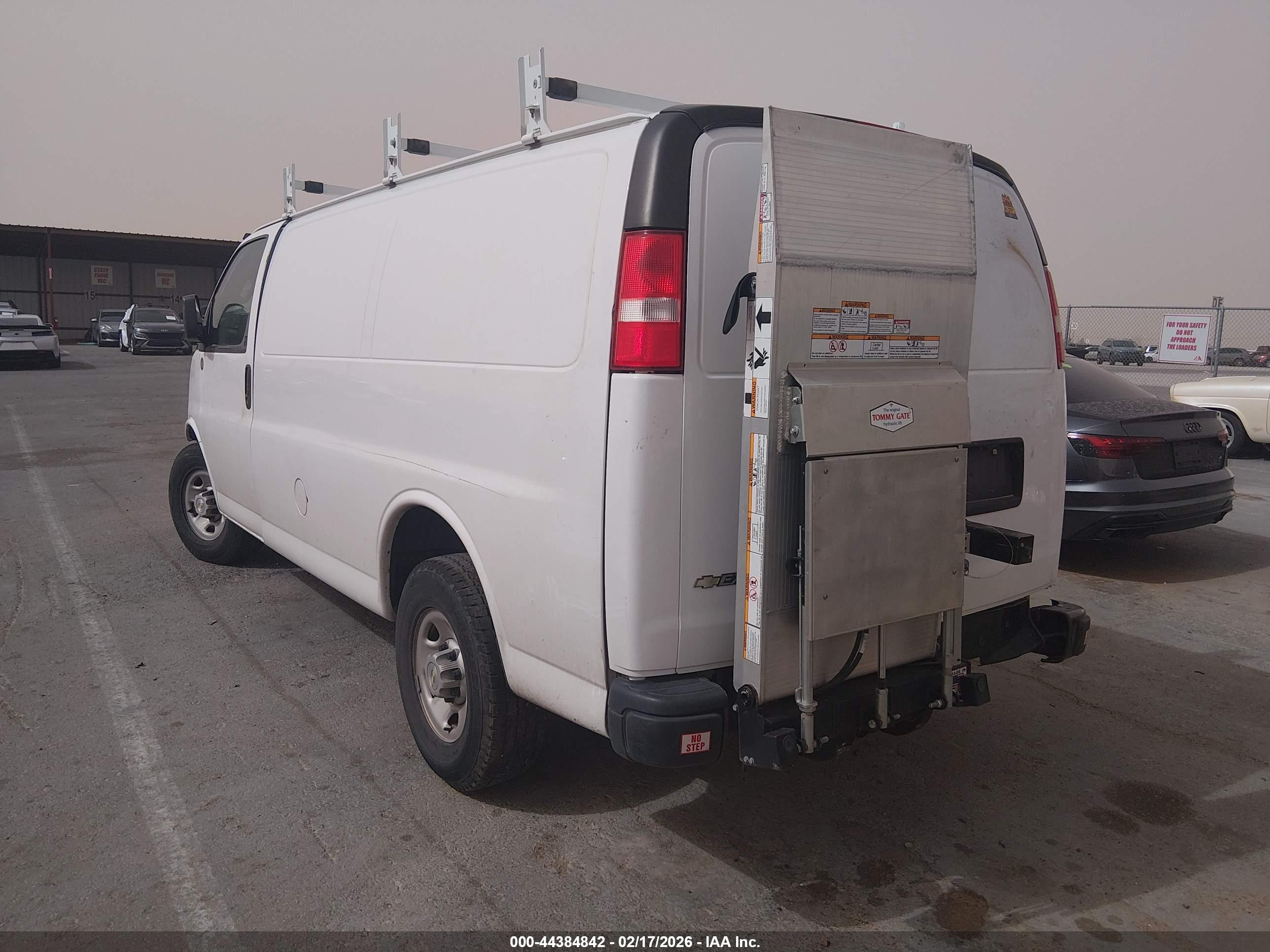 CHEVROLET EXPRESS image 3