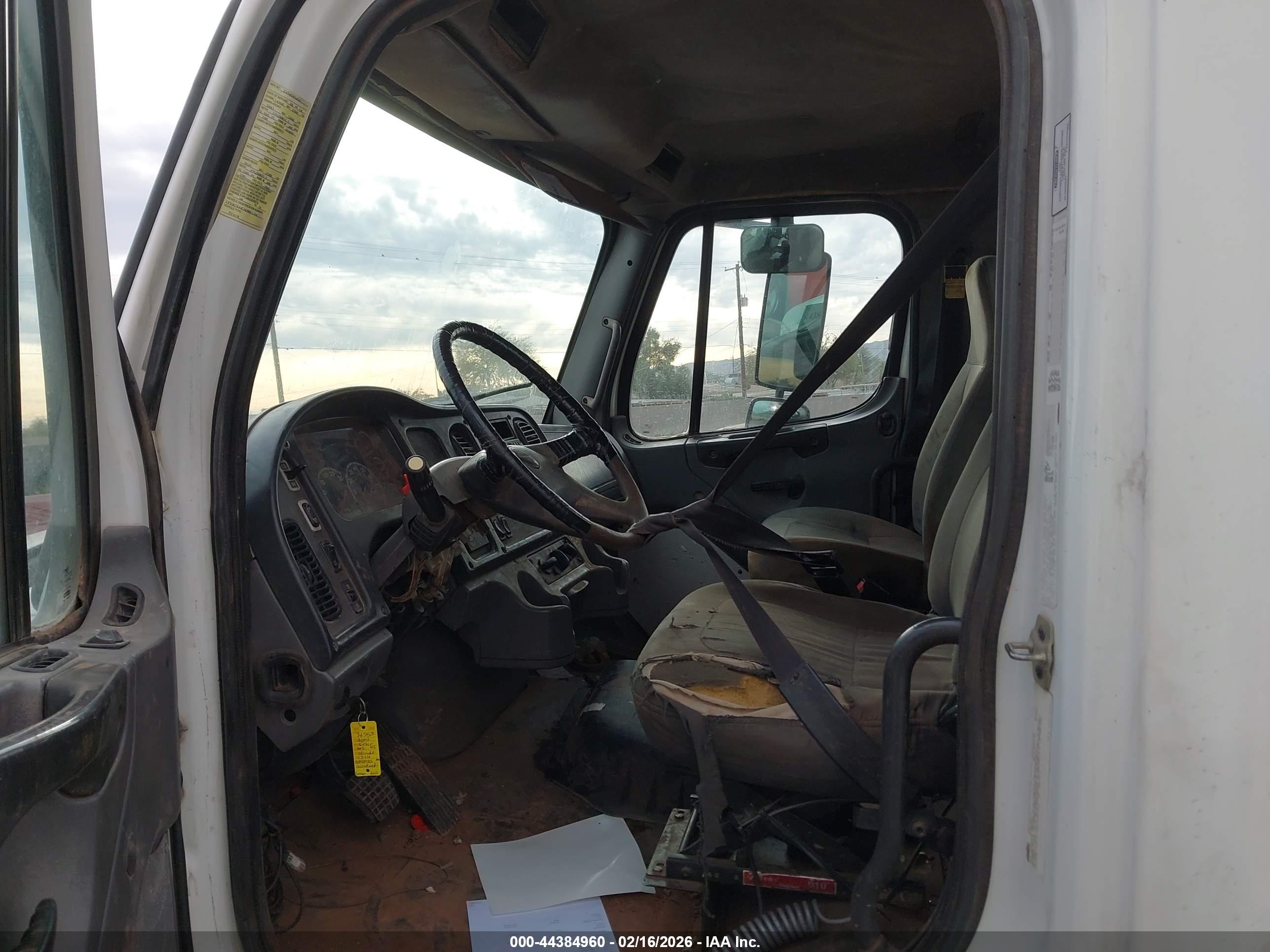 FREIGHTLINER M2 image 7