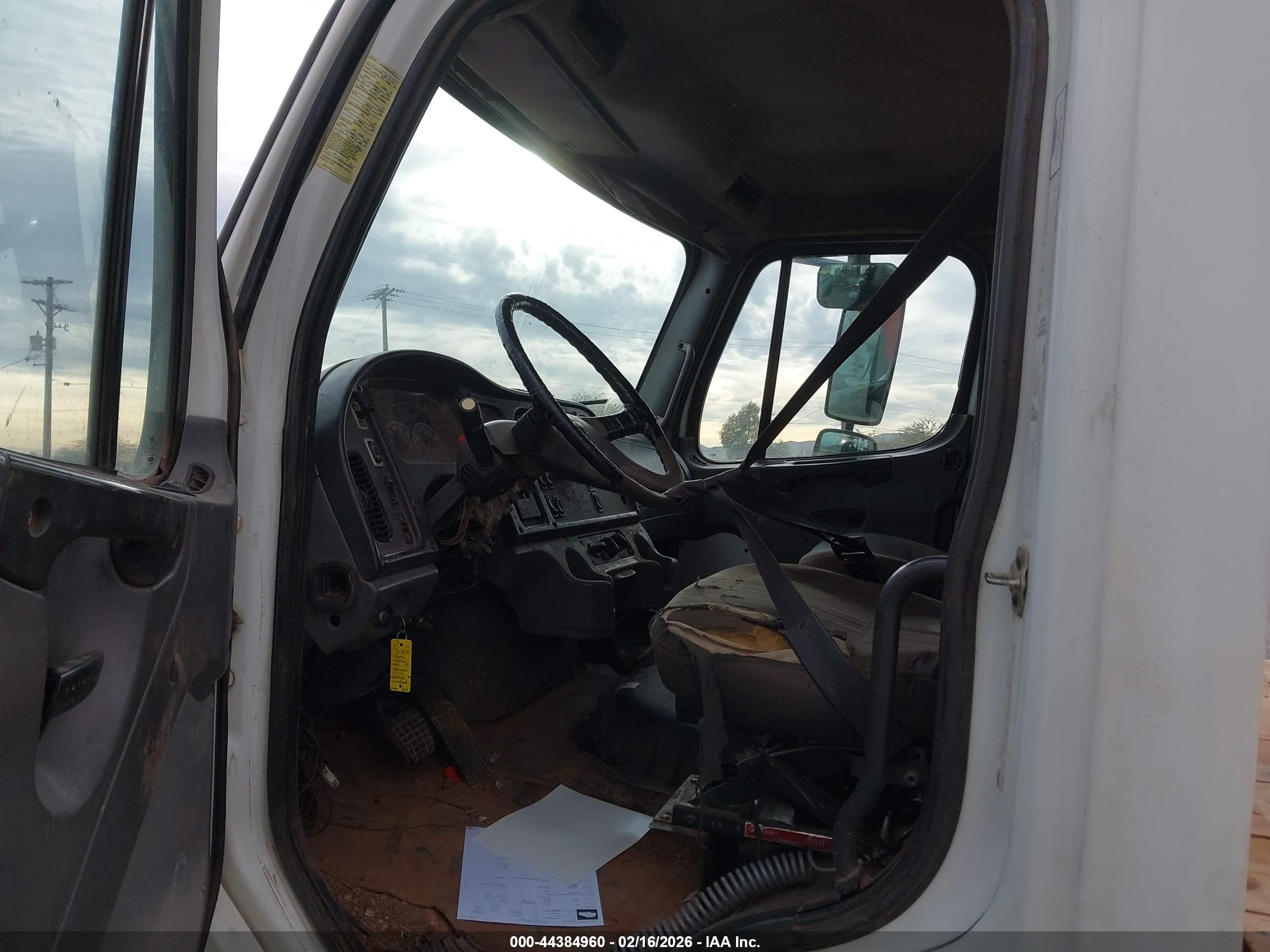 FREIGHTLINER M2 image 8