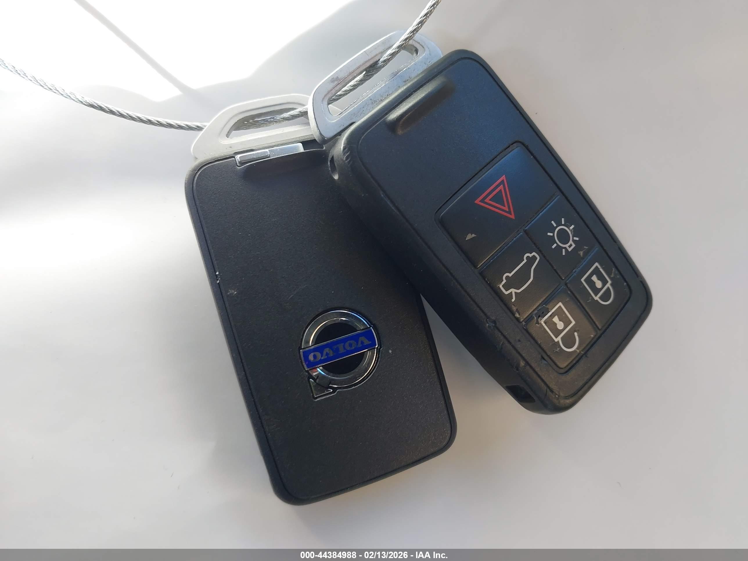 VOLVO XC70 image 11