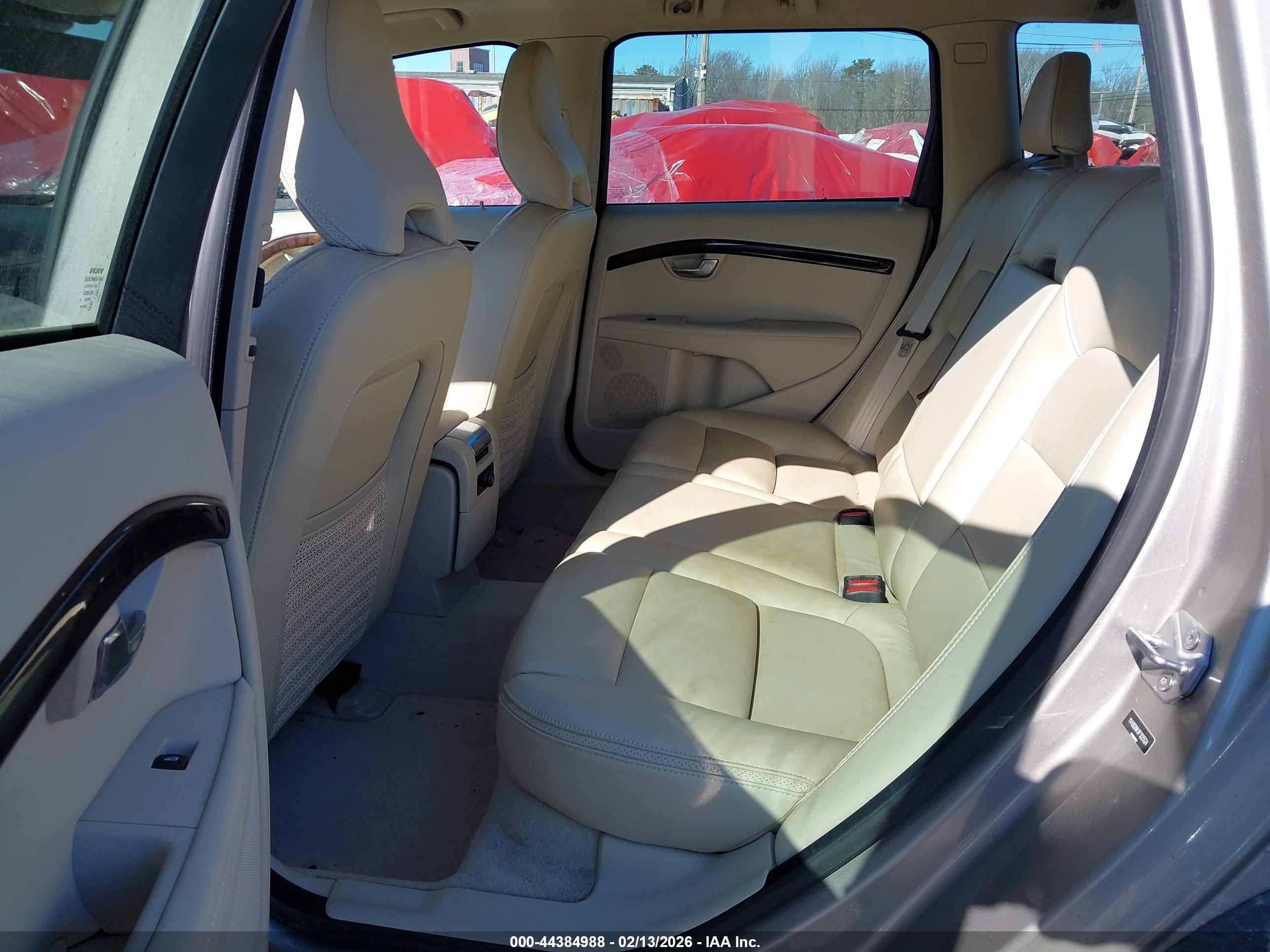 VOLVO XC70 image 8