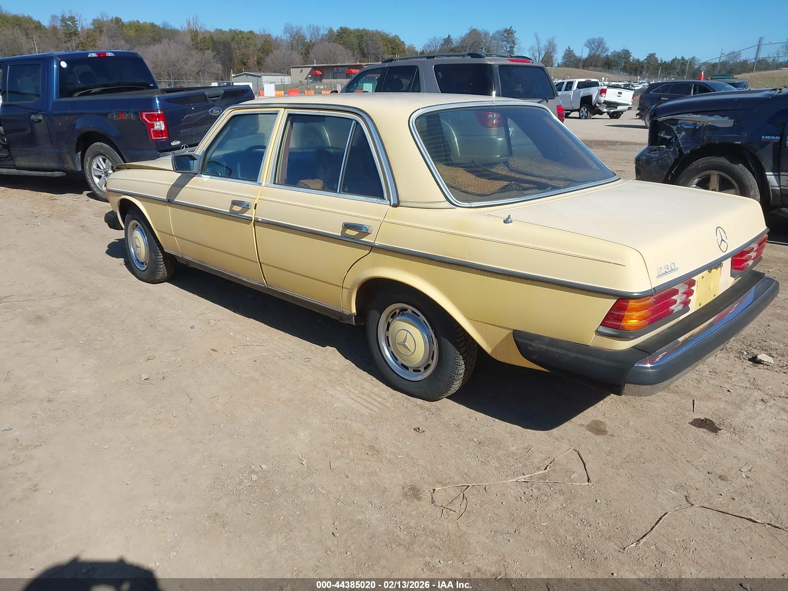 MERCEDES 230 image 3