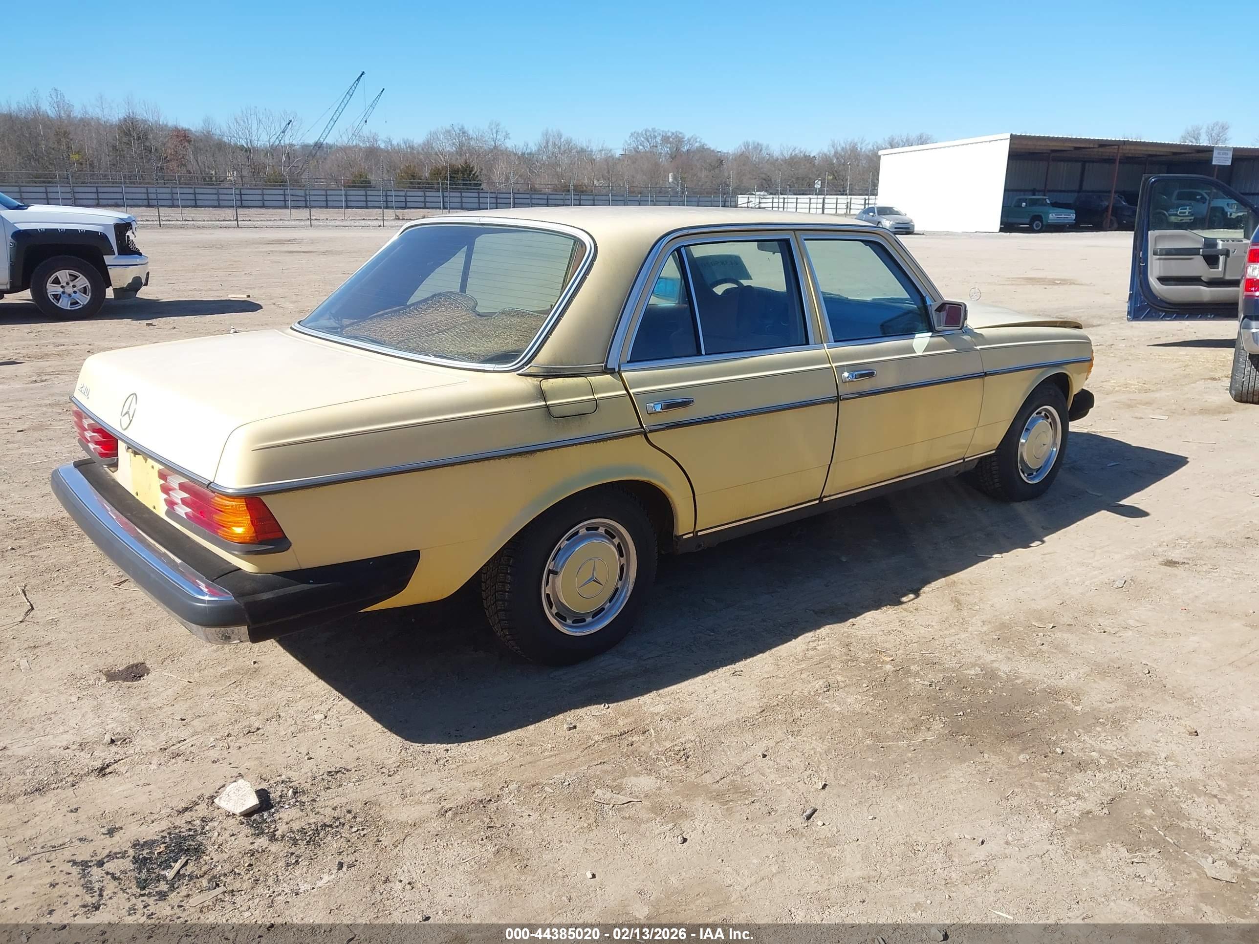 MERCEDES 230 image 4