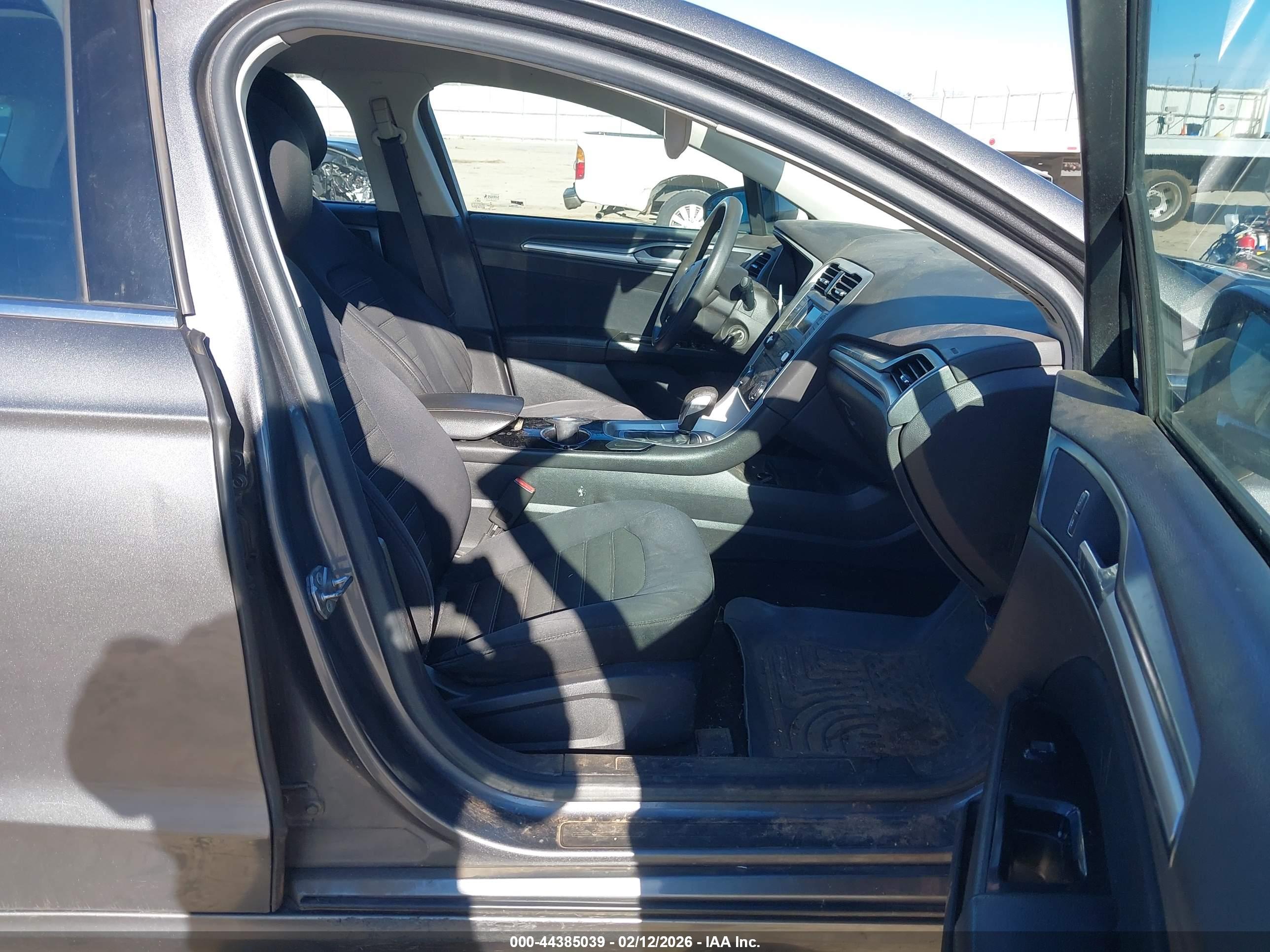 FORD FUSION image 5