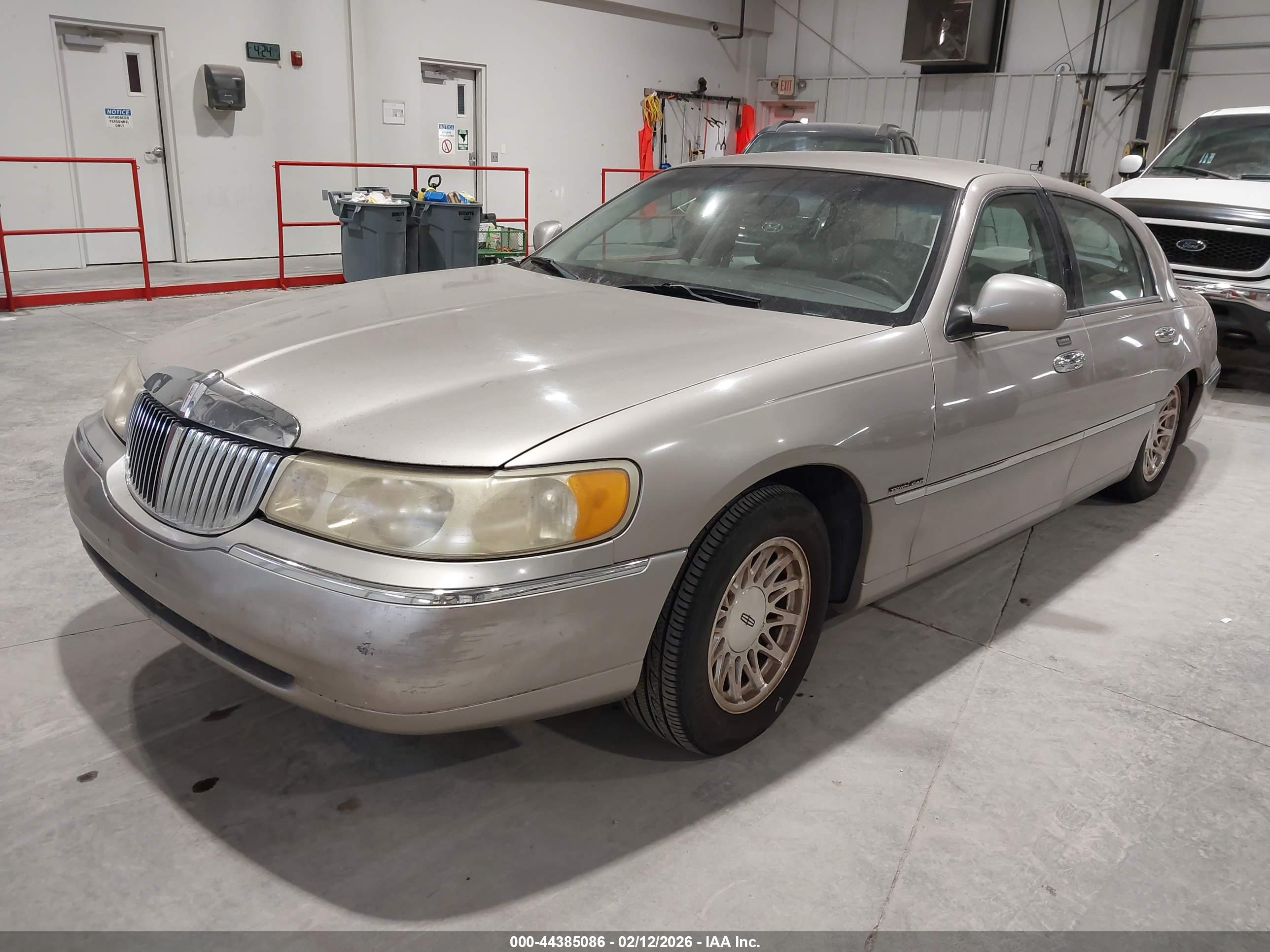 LINCOLN TOWN image 2