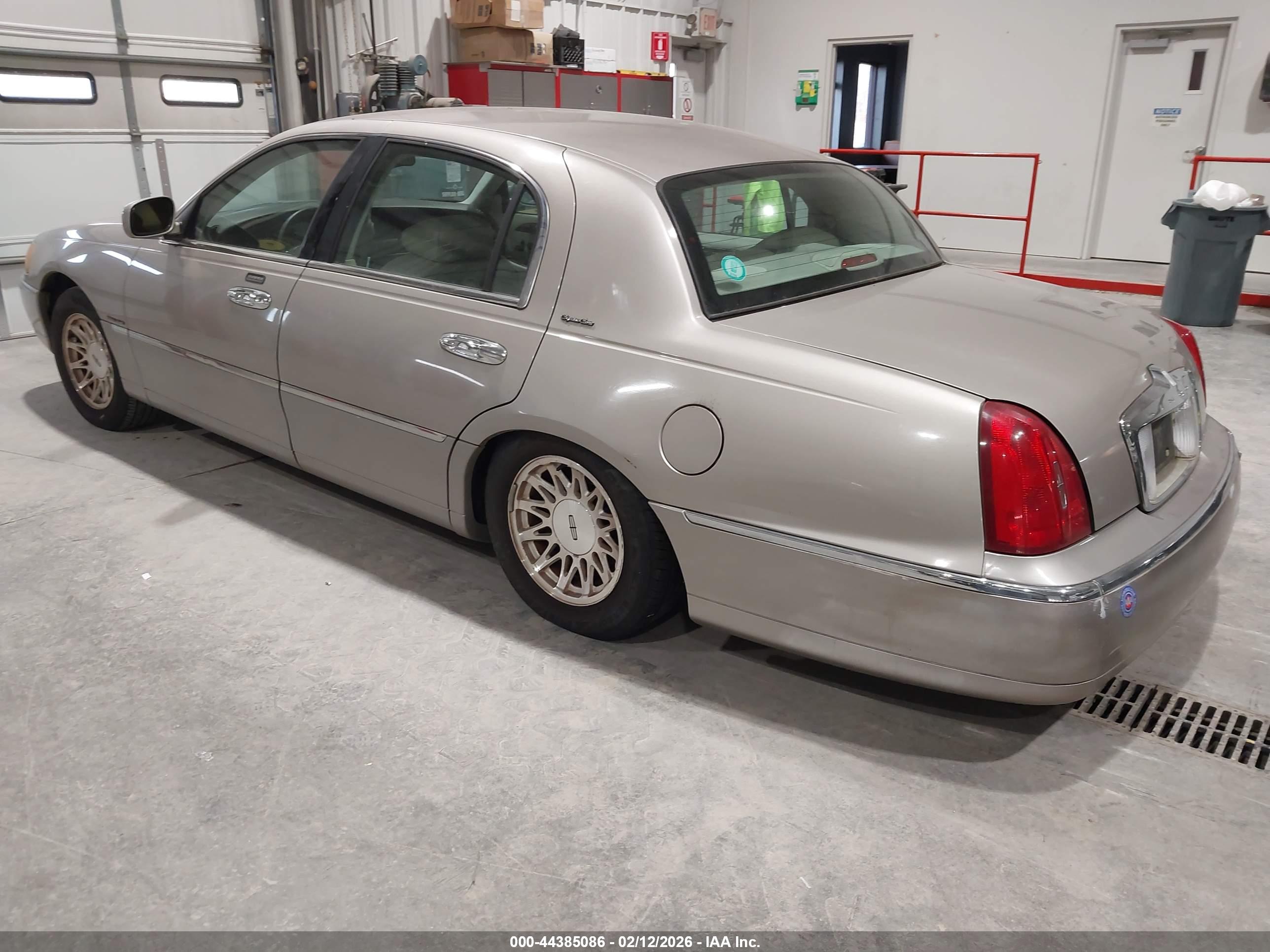 LINCOLN TOWN image 3