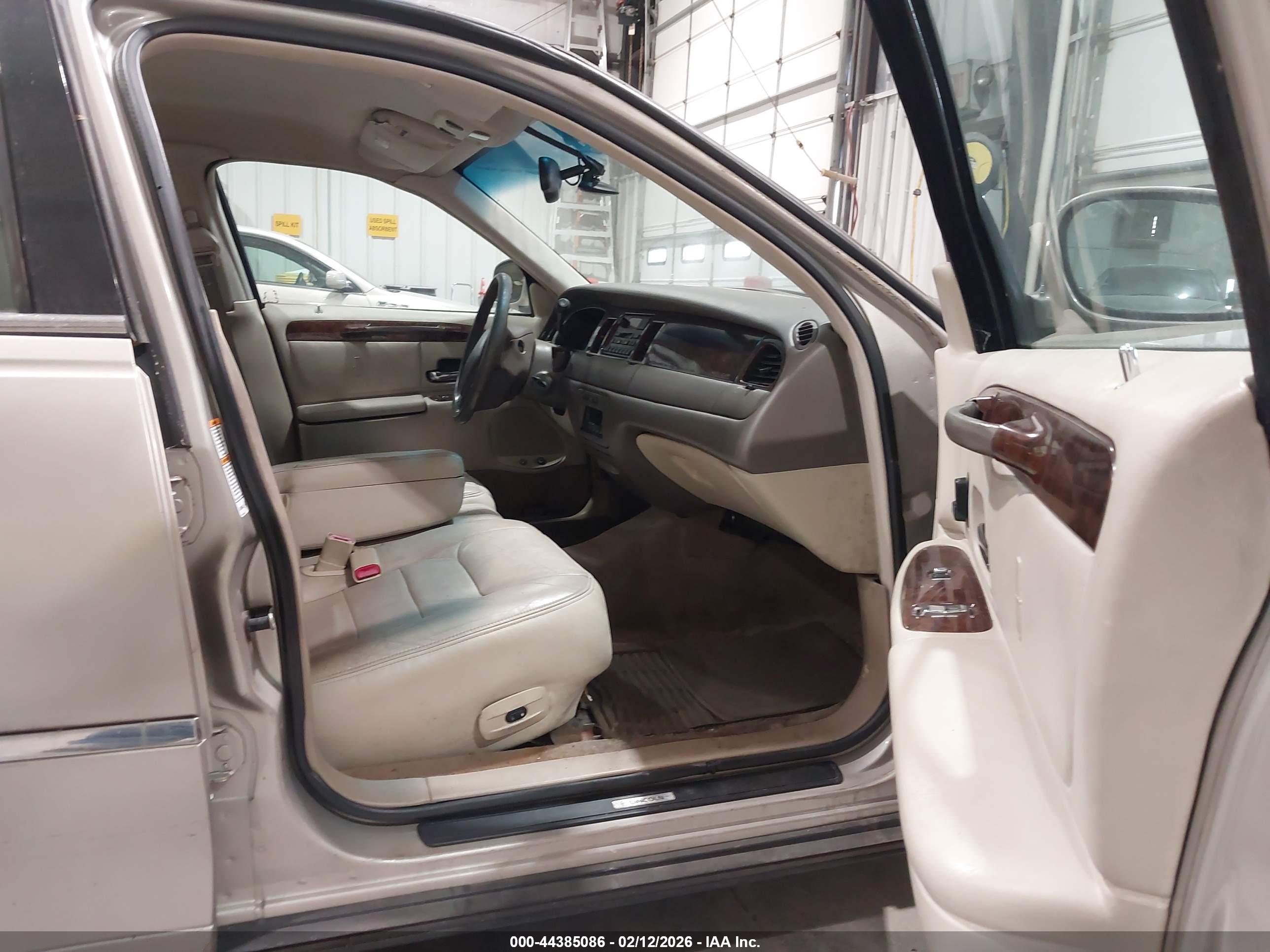 LINCOLN TOWN image 5