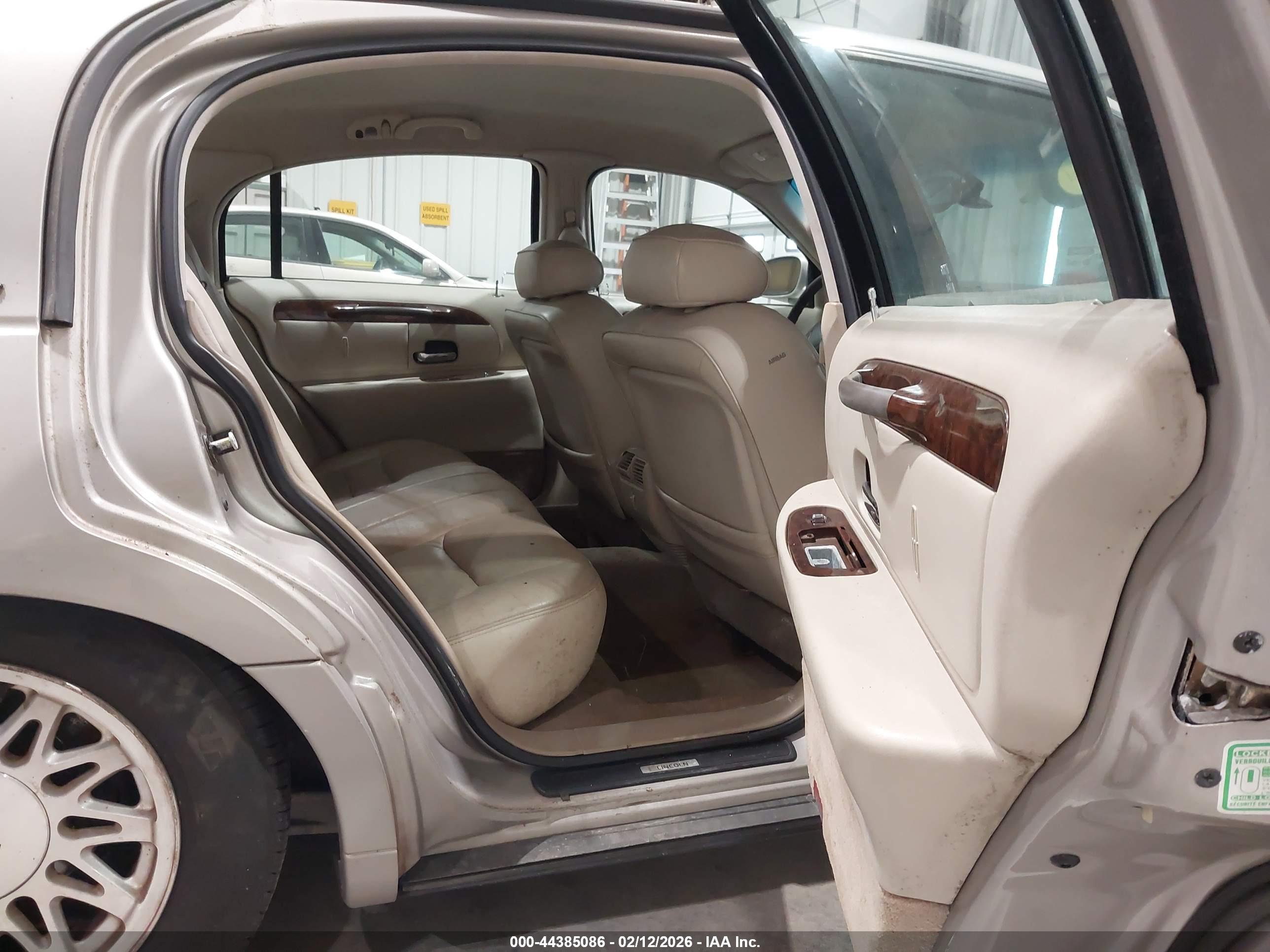 LINCOLN TOWN image 8