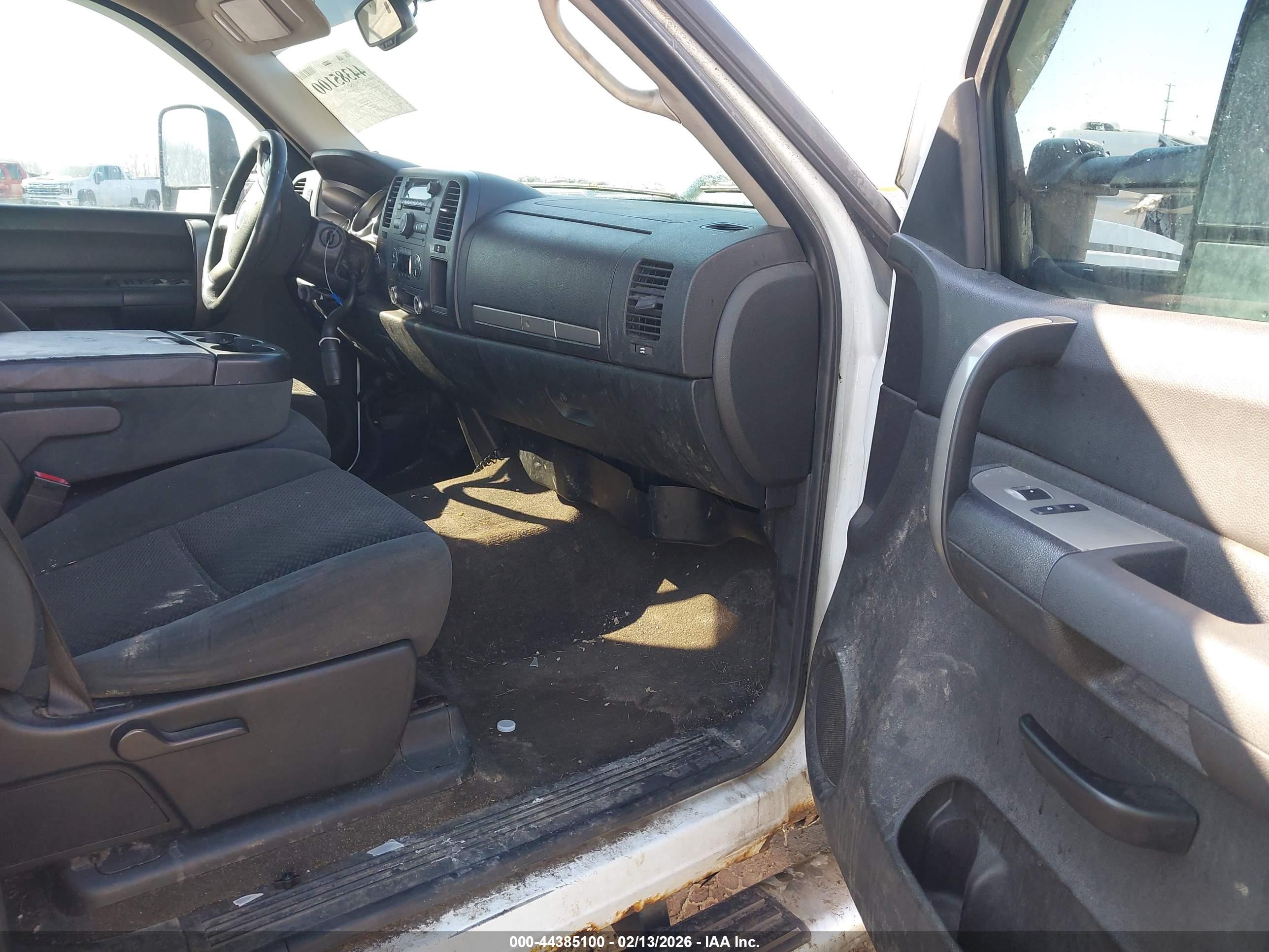 CHEVROLET SILVERADO image 5