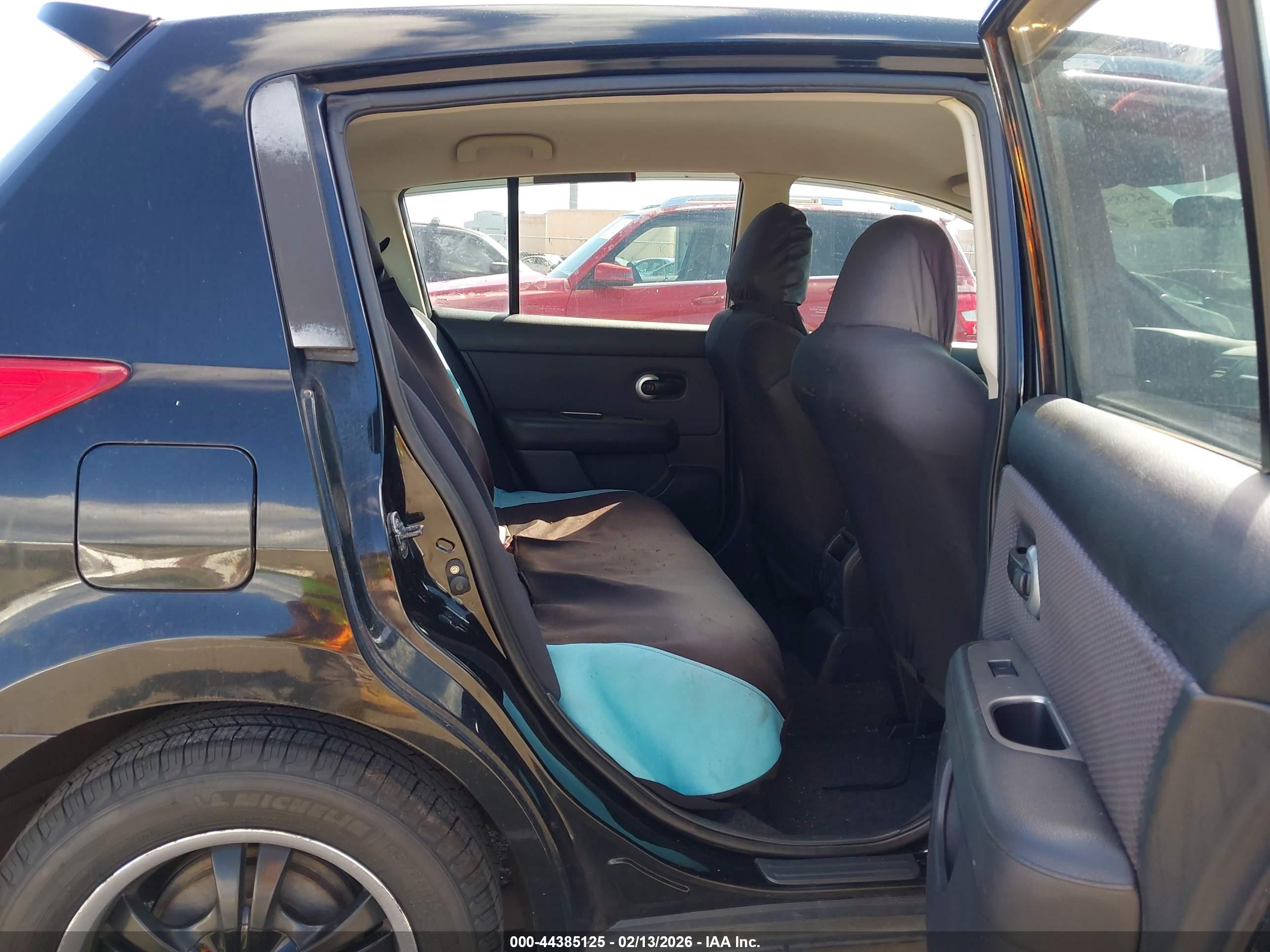 NISSAN VERSA image 8