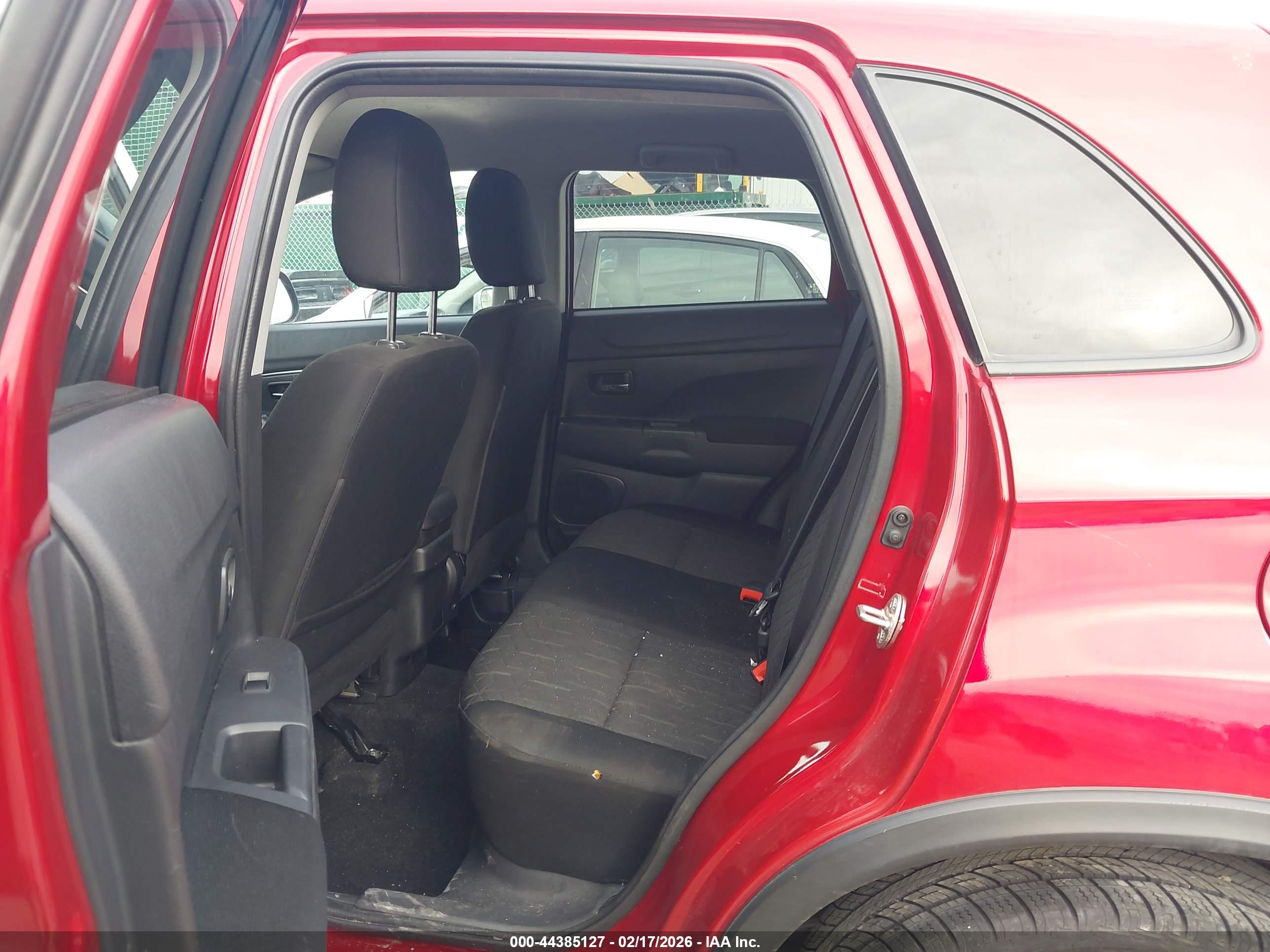 MITSUBISHI OUTLANDER image 8