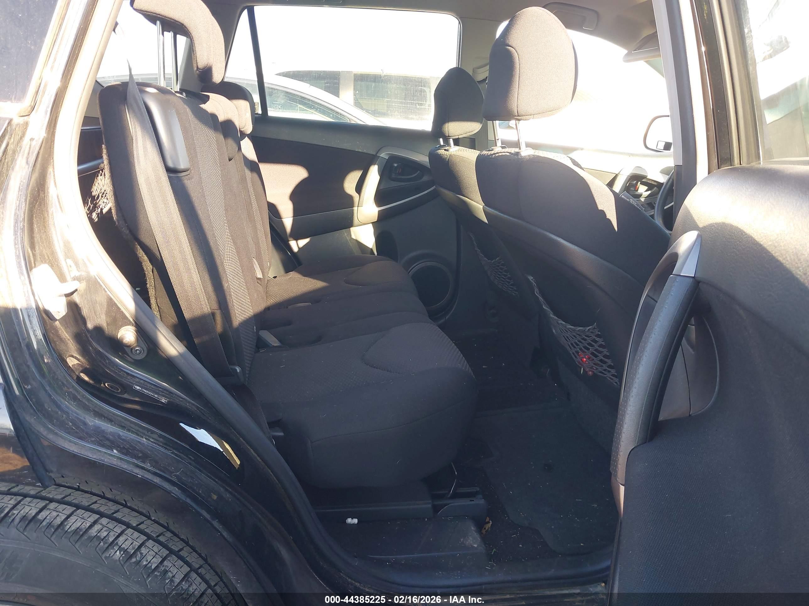TOYOTA RAV4 image 8
