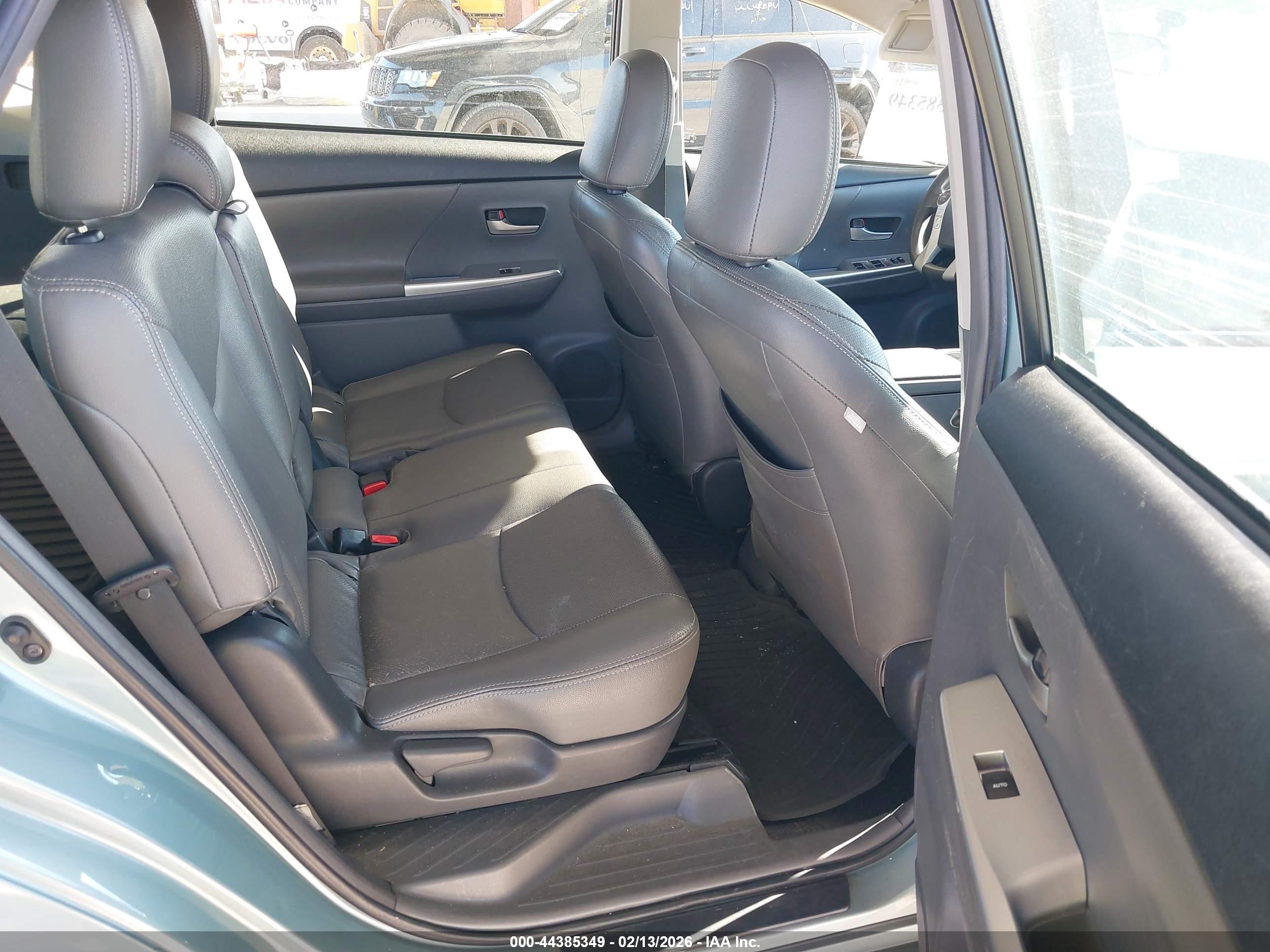 TOYOTA PRIUS image 8