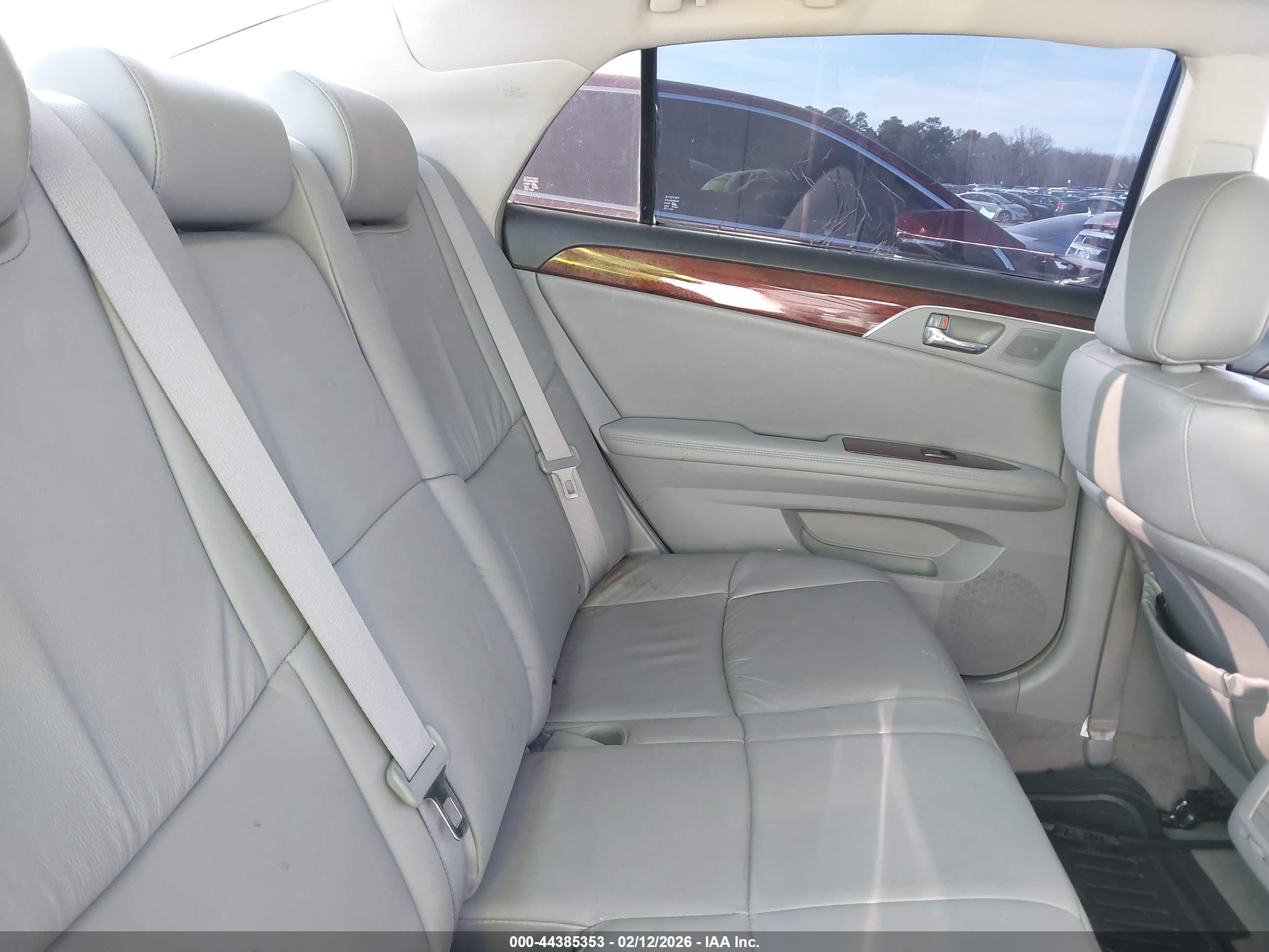 TOYOTA AVALON image 8