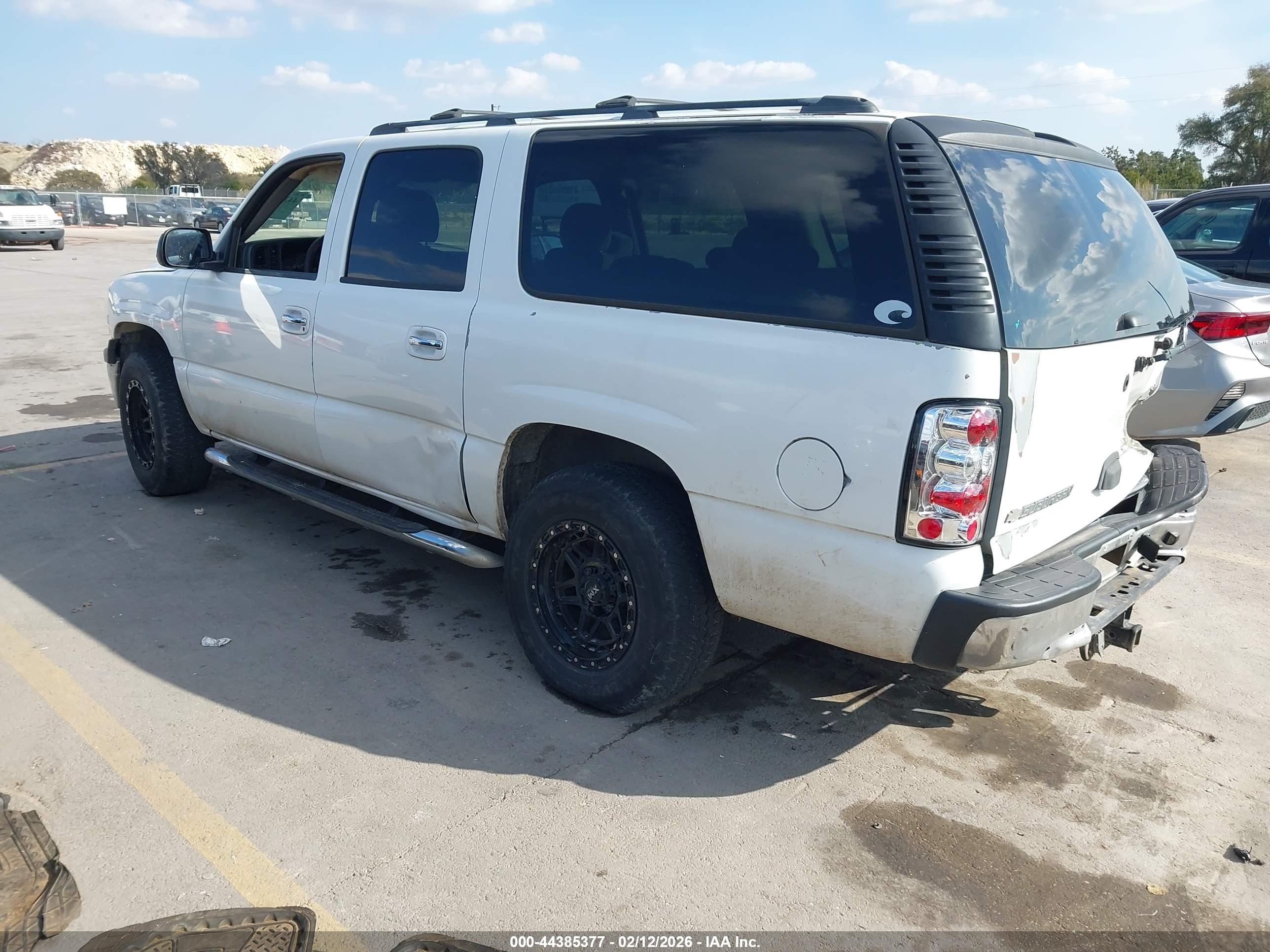 CHEVROLET SUBURBAN image 3