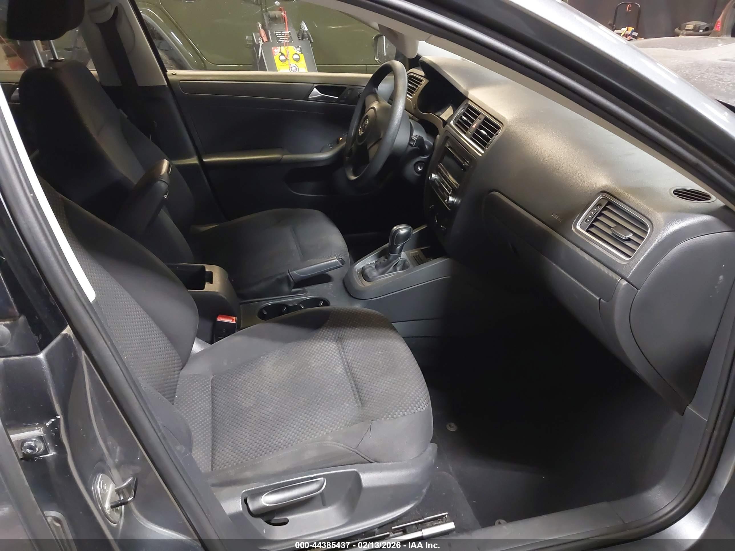 VOLKSWAGEN JETTA image 5