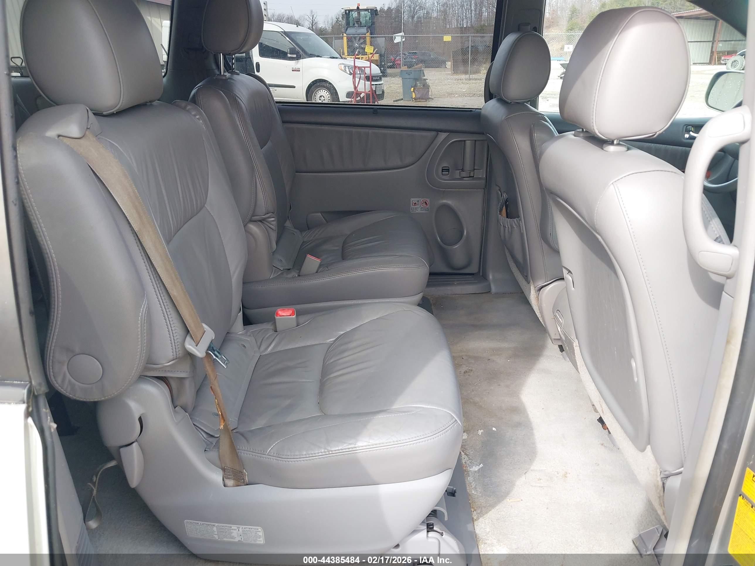 TOYOTA SIENNA image 8