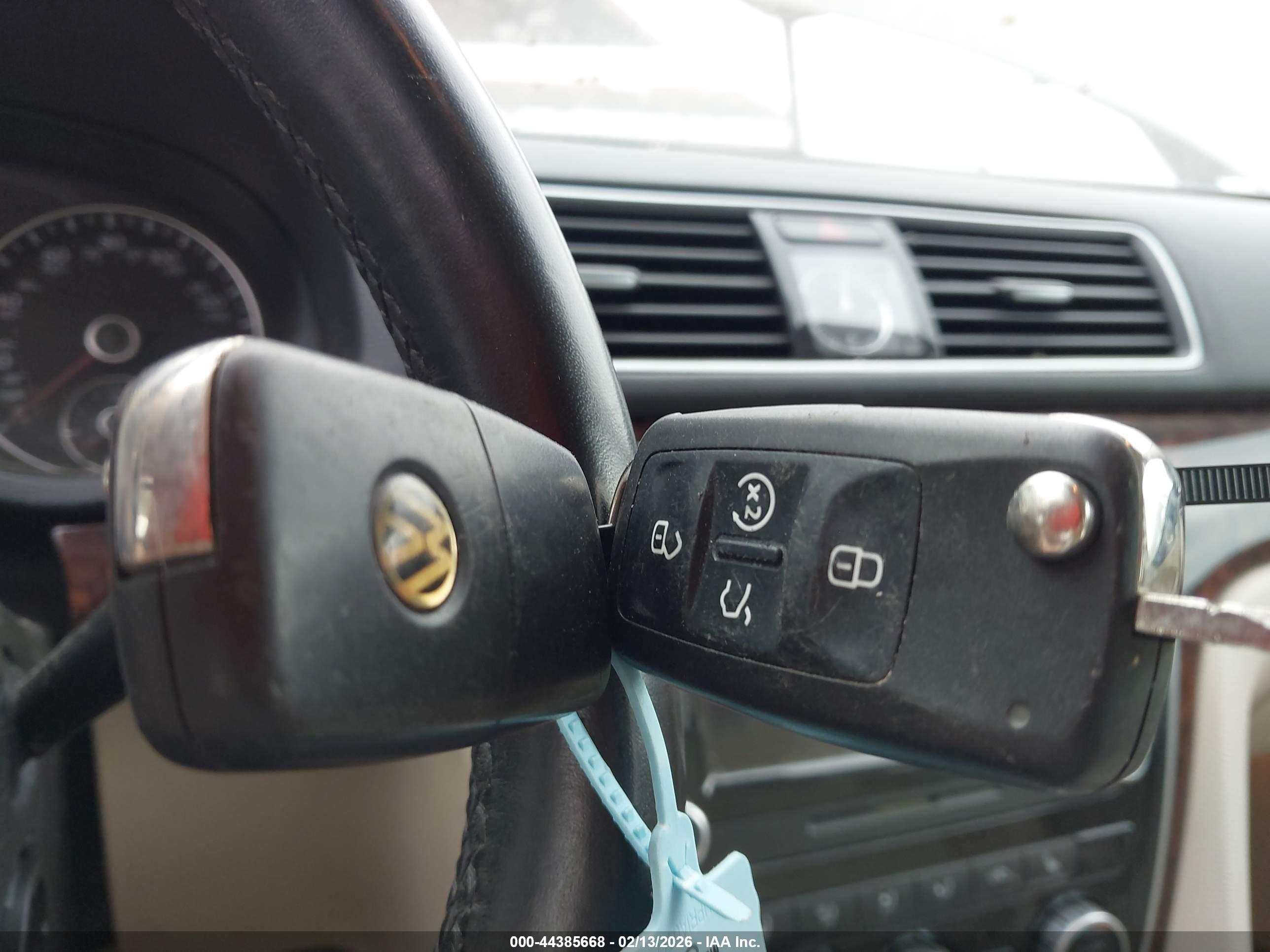 VOLKSWAGEN PASSAT image 11