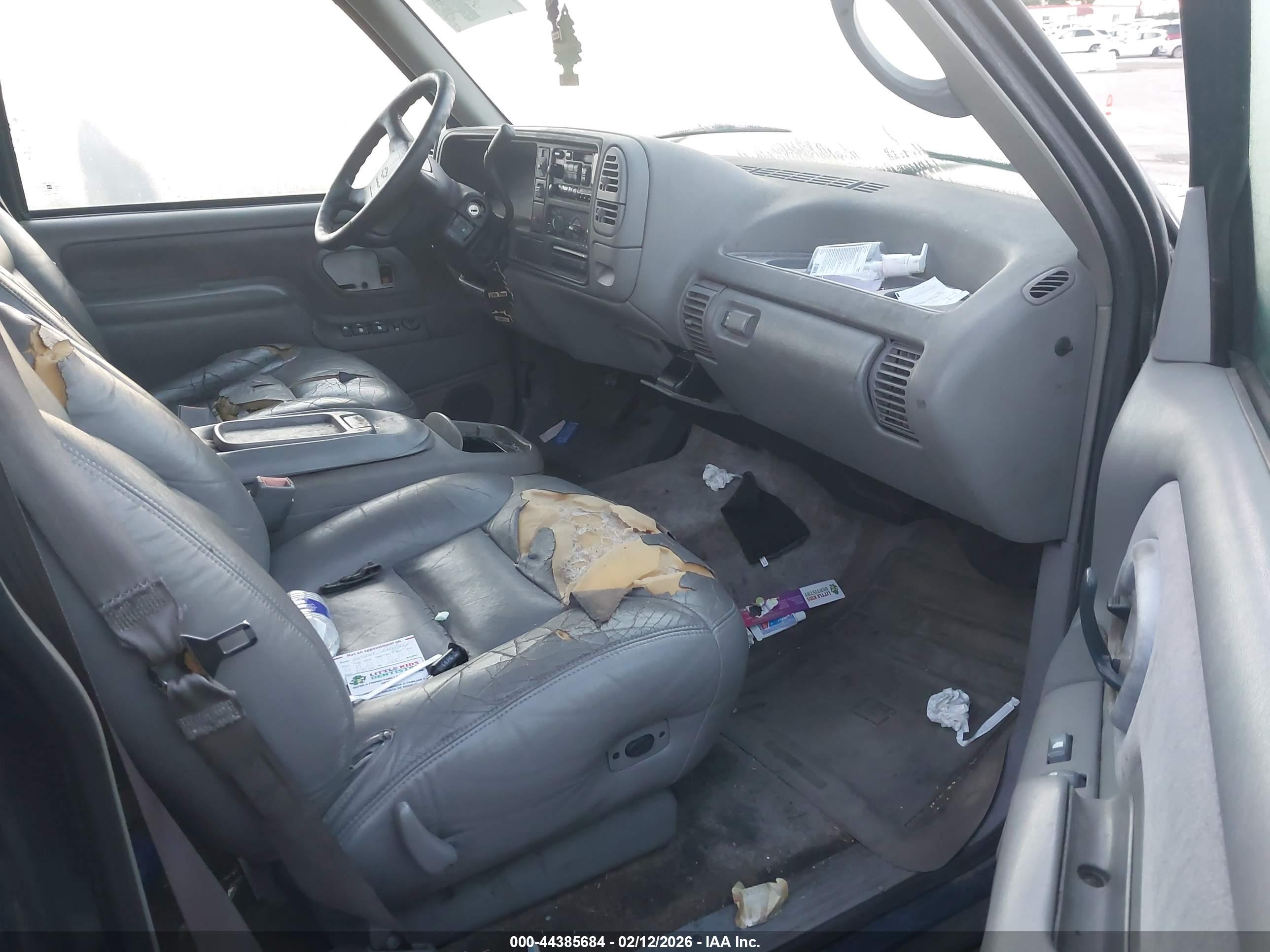 CHEVROLET SUBURBAN image 5