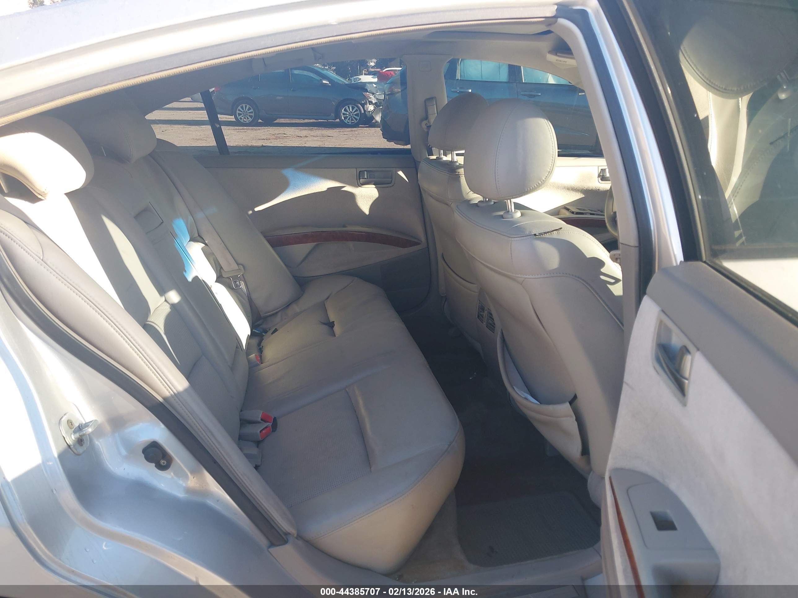 NISSAN MAXIMA image 8