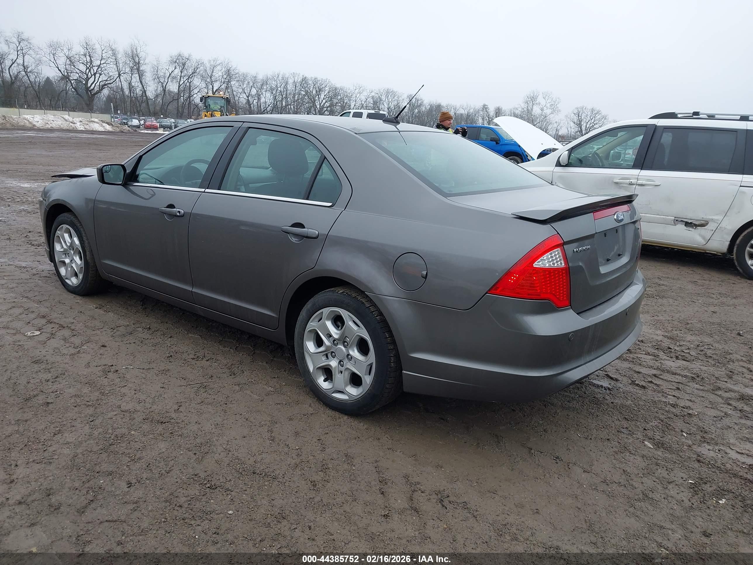 FORD FUSION image 3