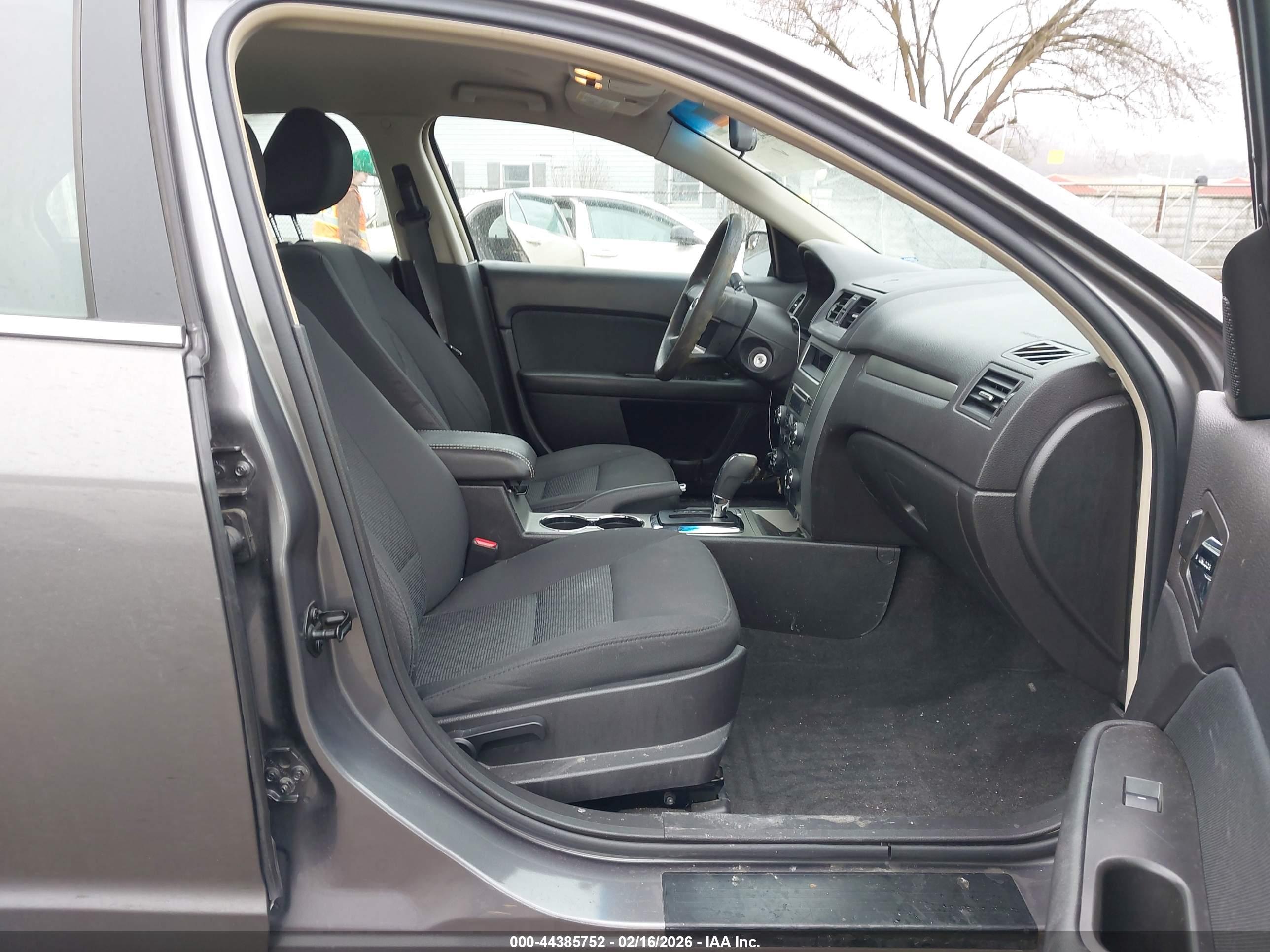 FORD FUSION image 5