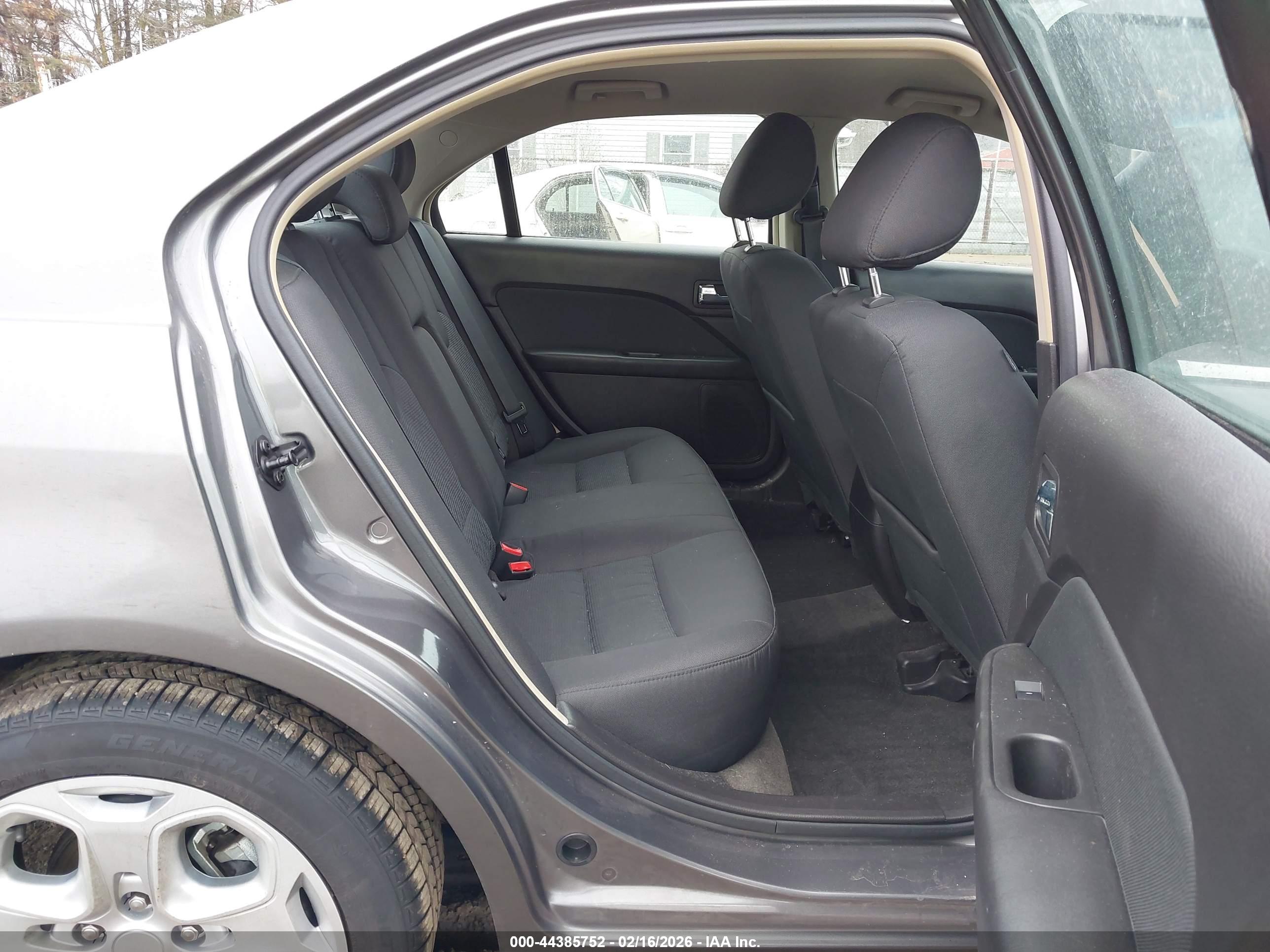FORD FUSION image 8