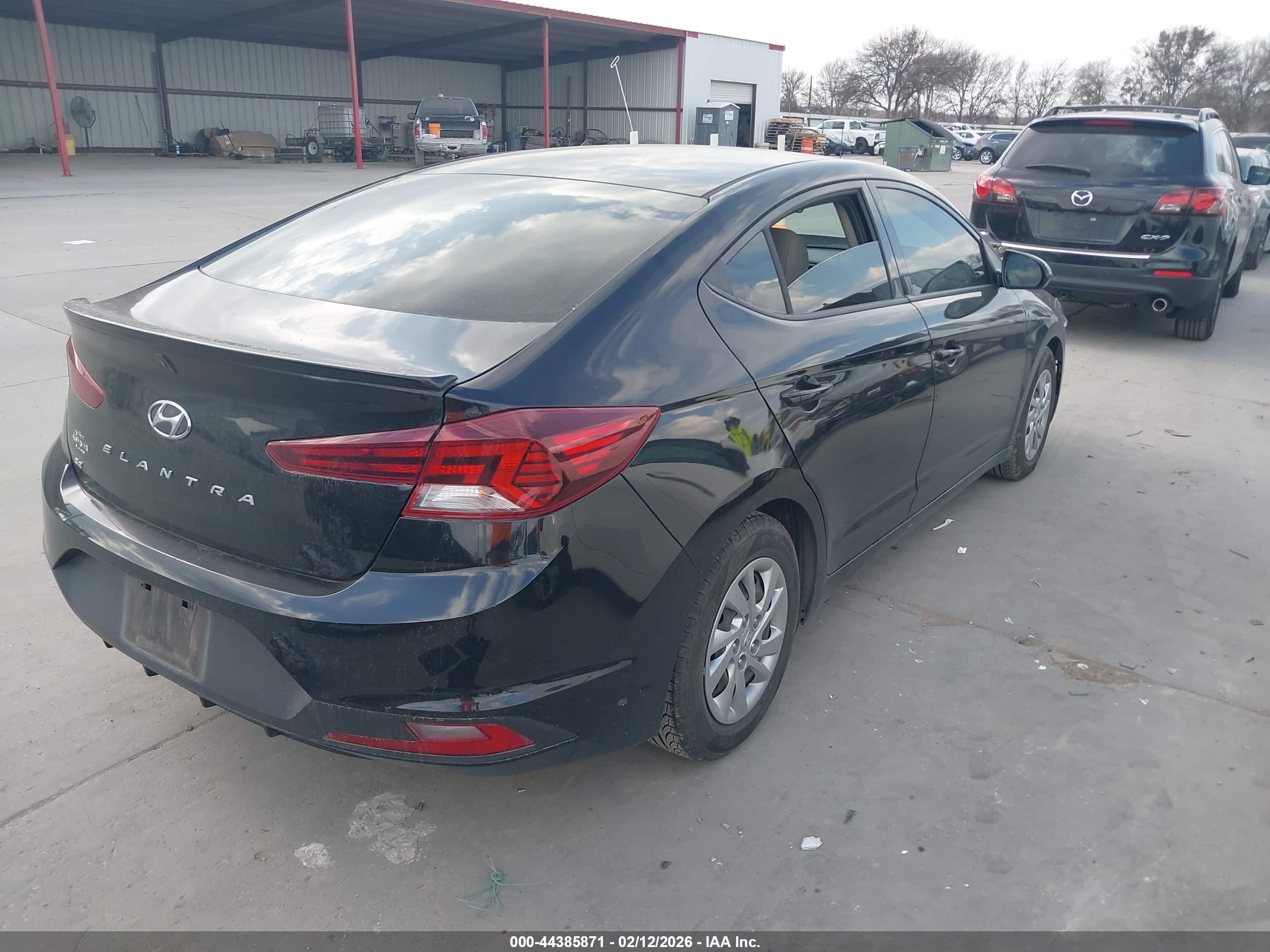 HYUNDAI ELANTRA image 4