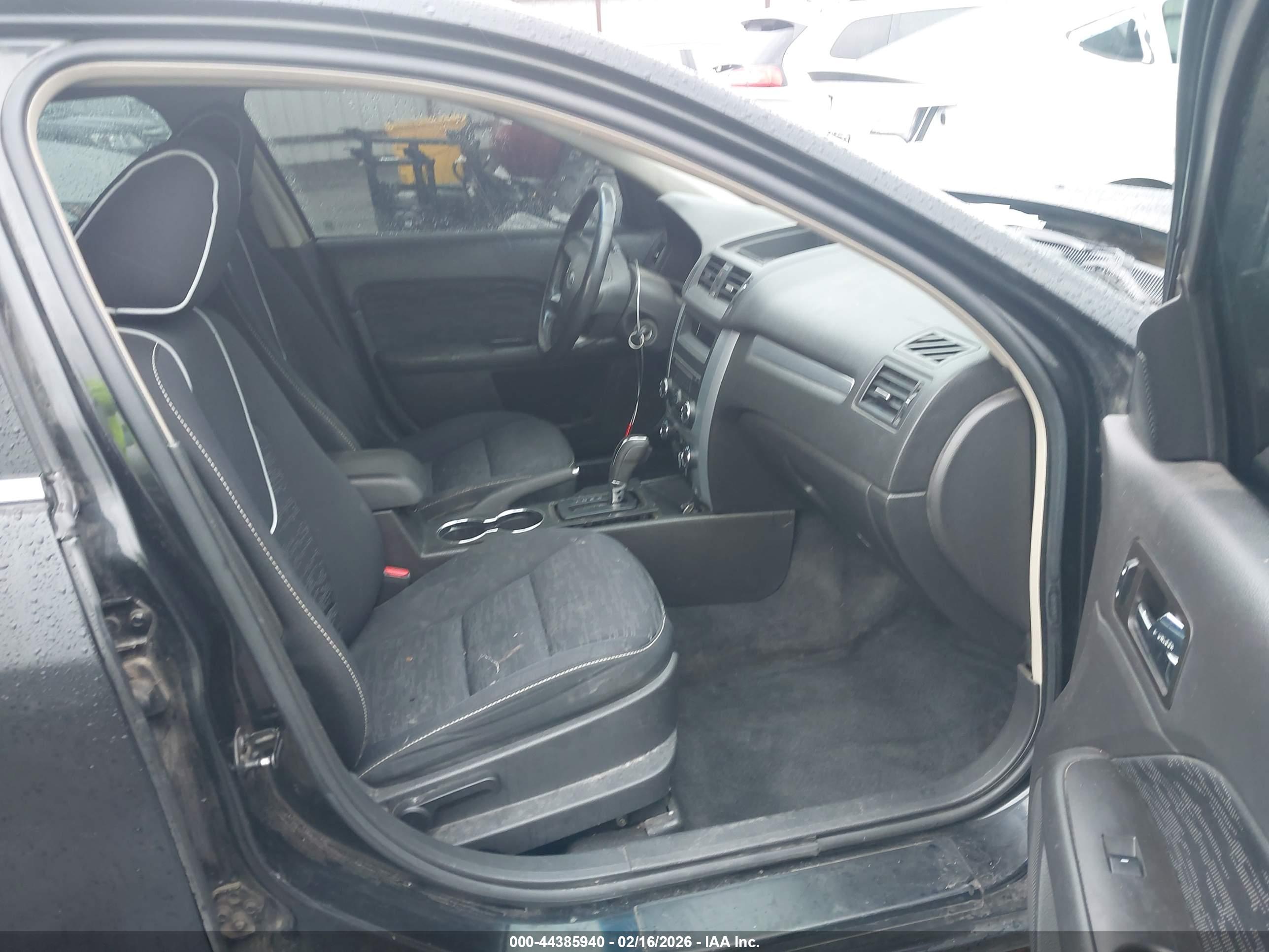 FORD FUSION image 5