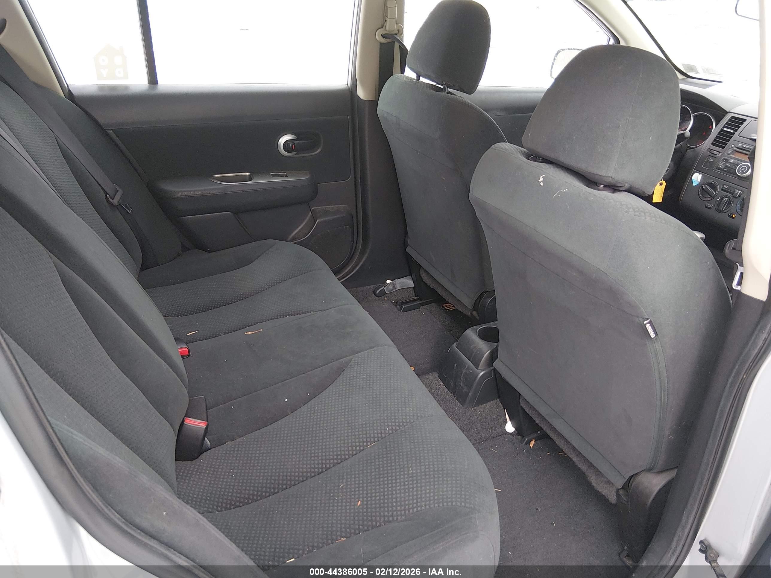 NISSAN VERSA image 8