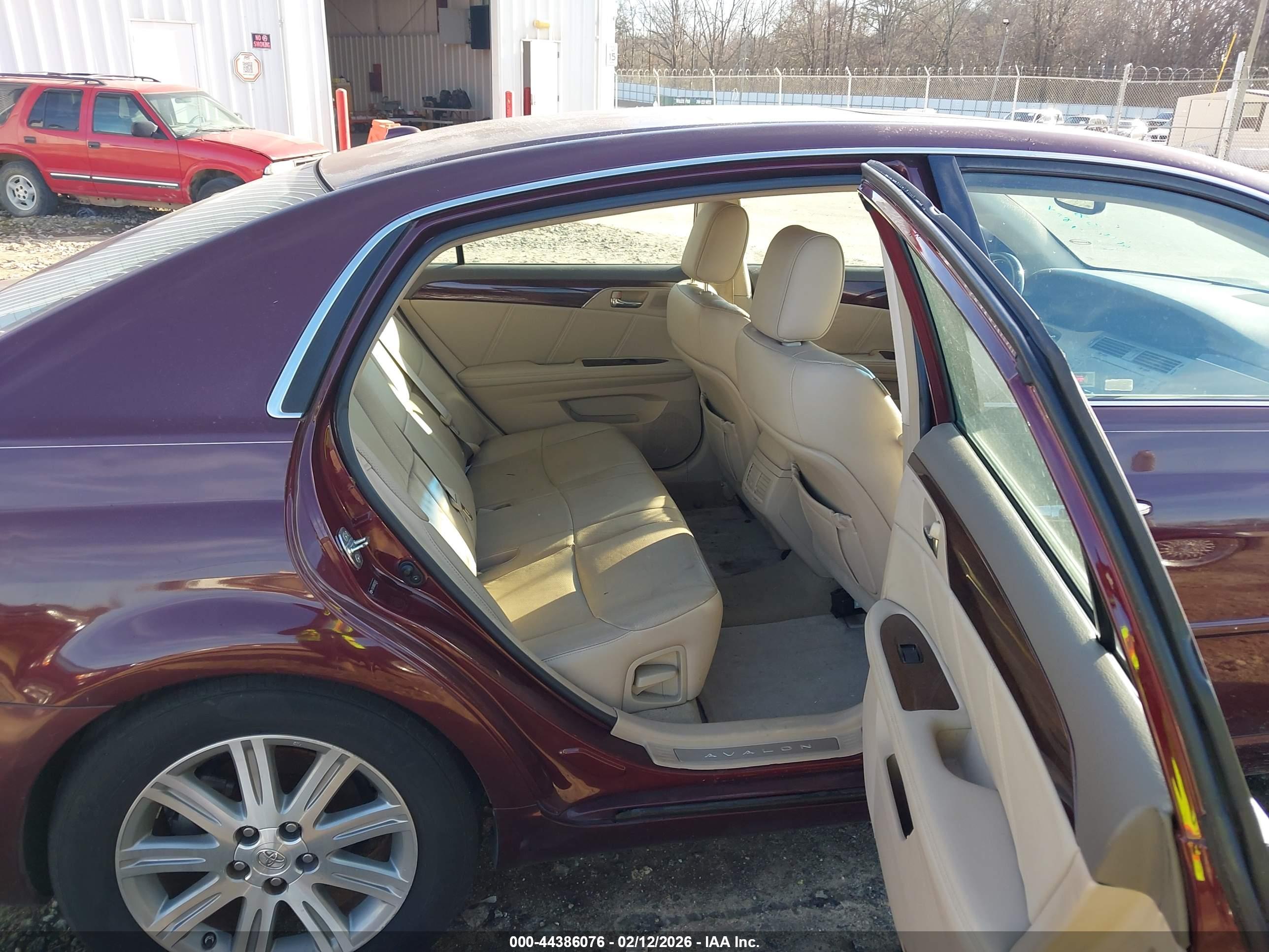 TOYOTA AVALON image 8