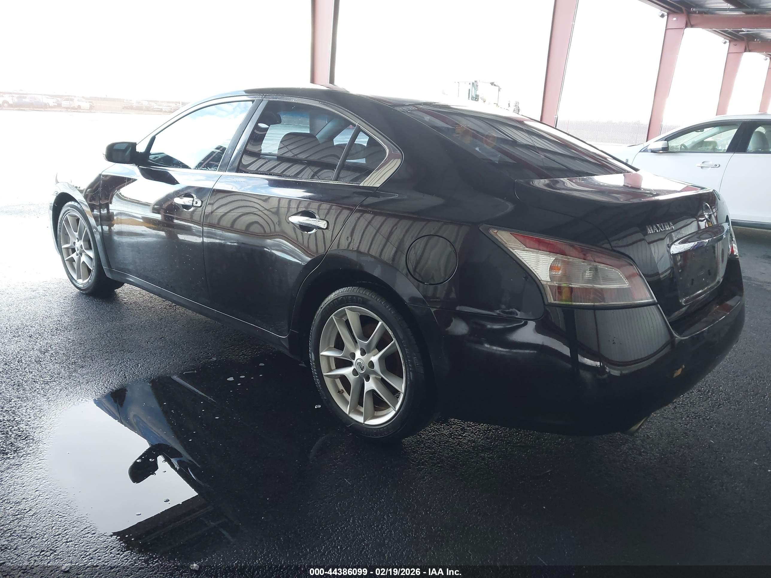 NISSAN MAXIMA image 3