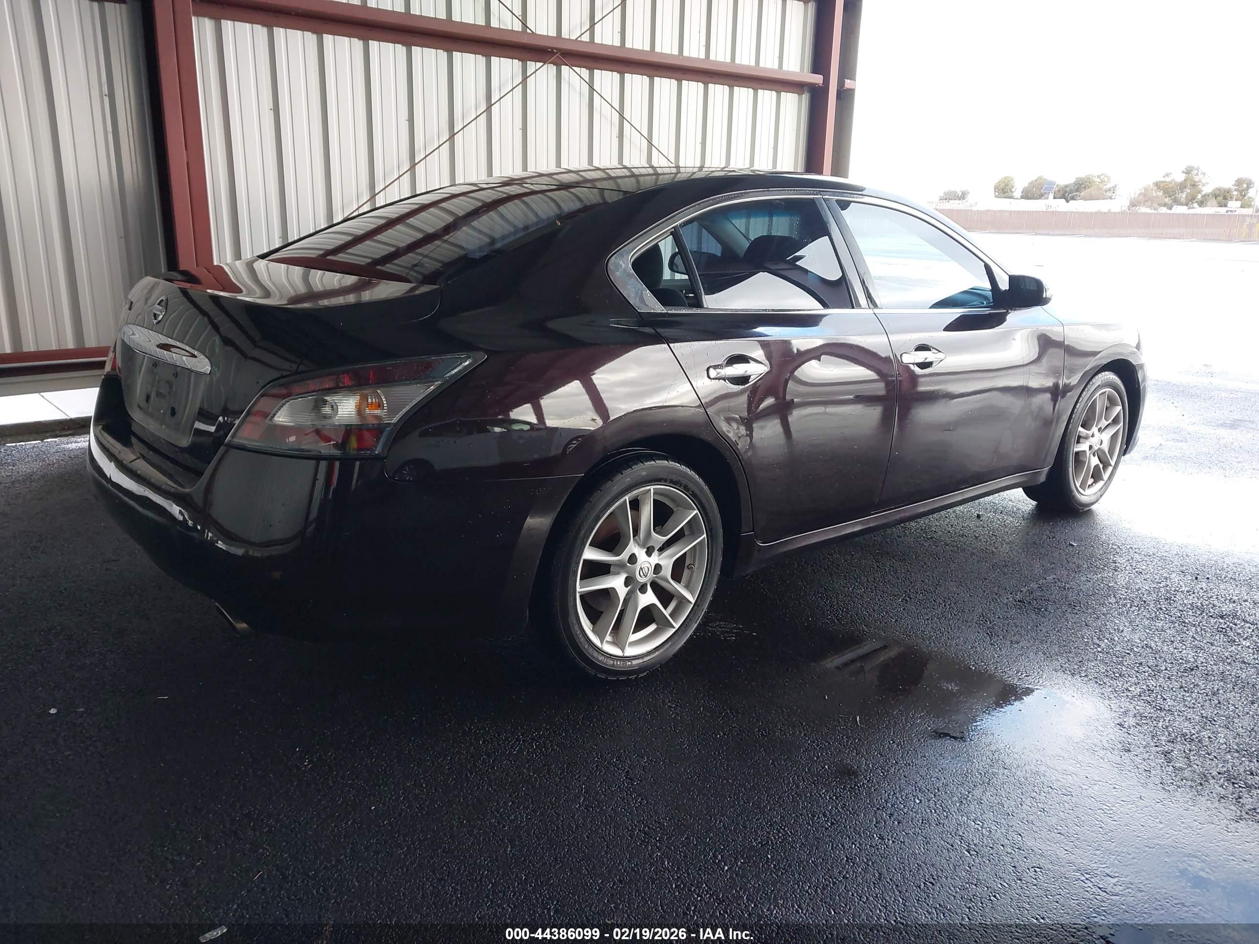 NISSAN MAXIMA image 4