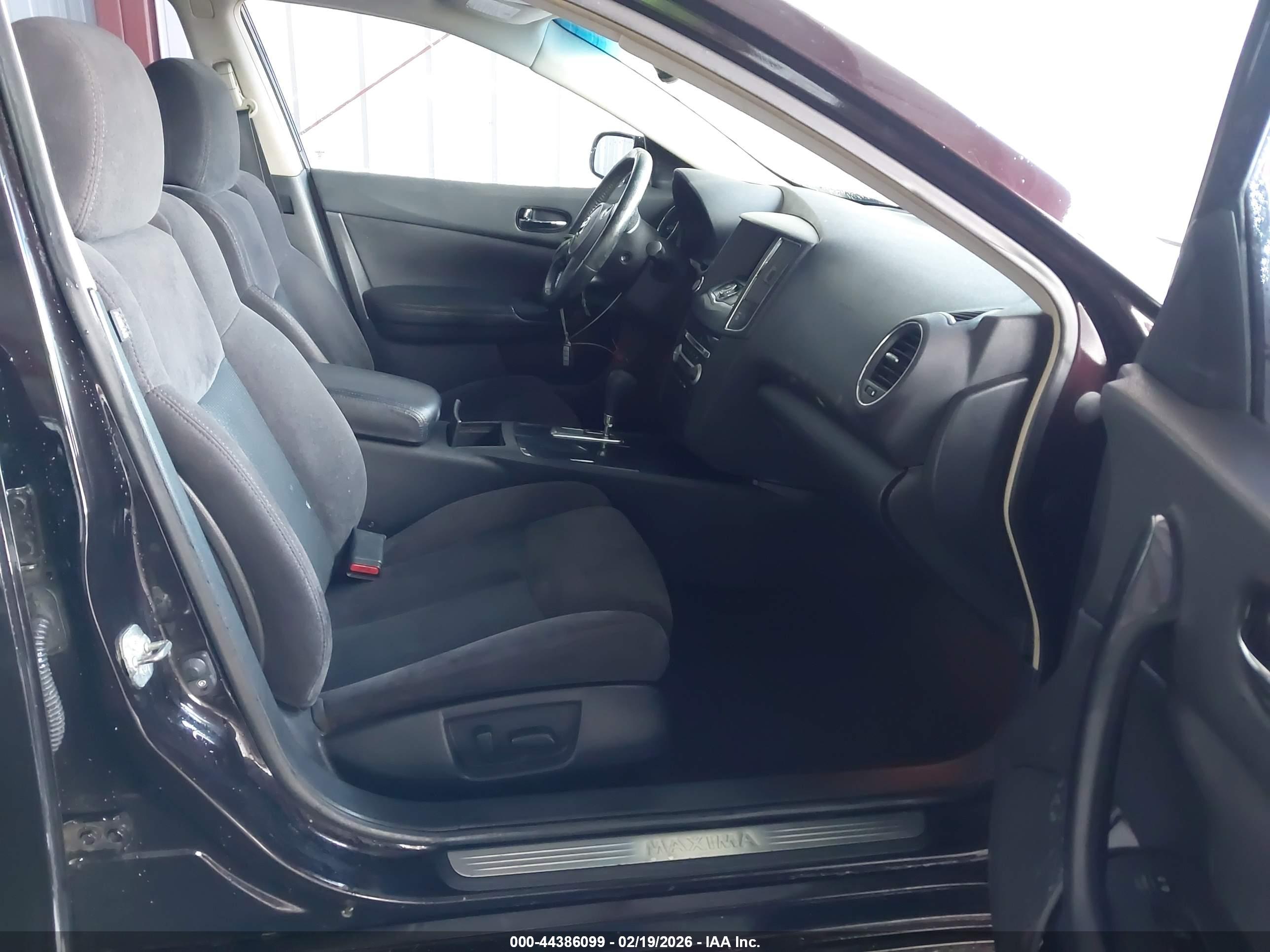 NISSAN MAXIMA image 5