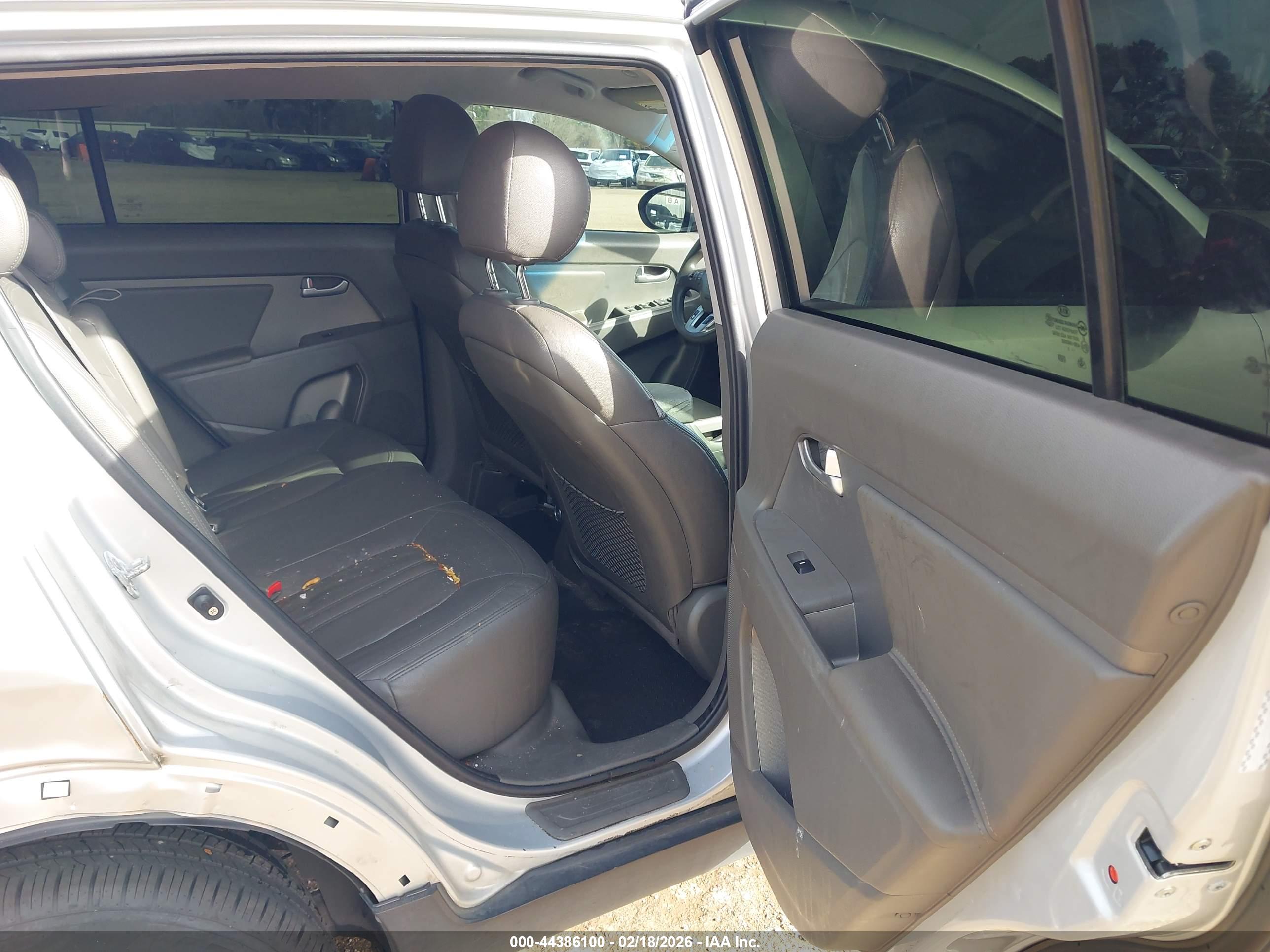 KIA SPORTAGE image 8