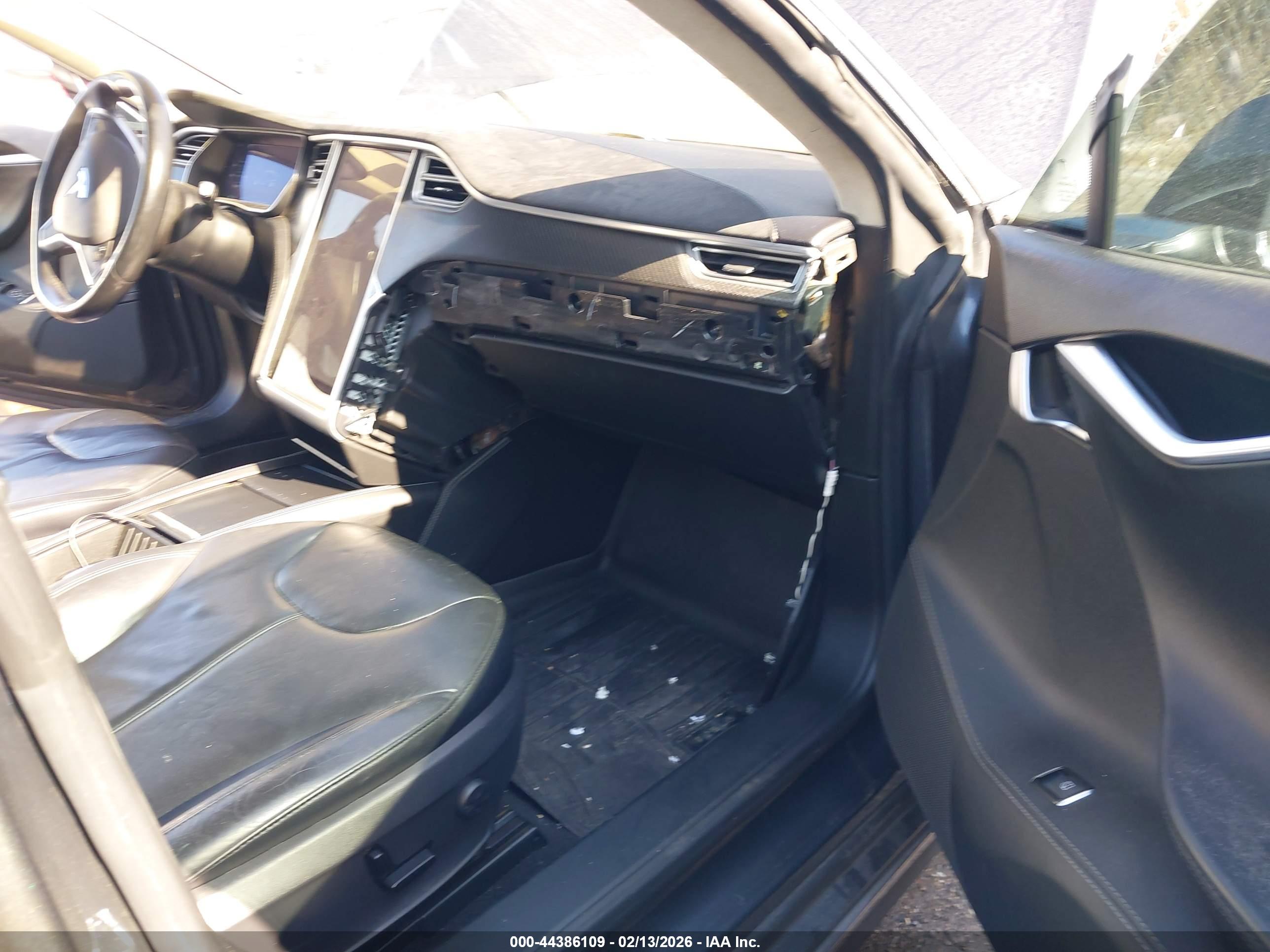 TESLA MODEL image 5