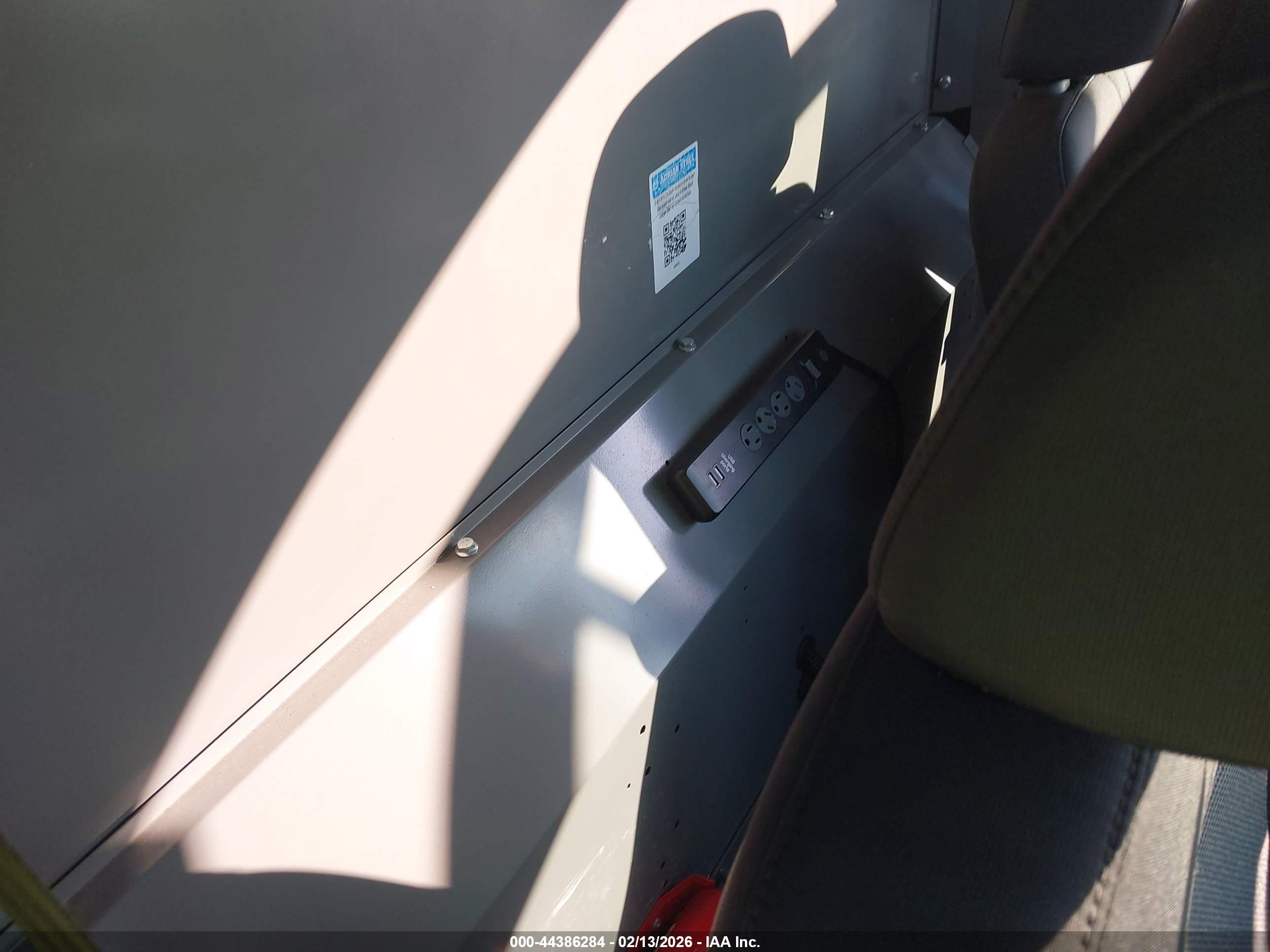 FORD TRANSIT image 8