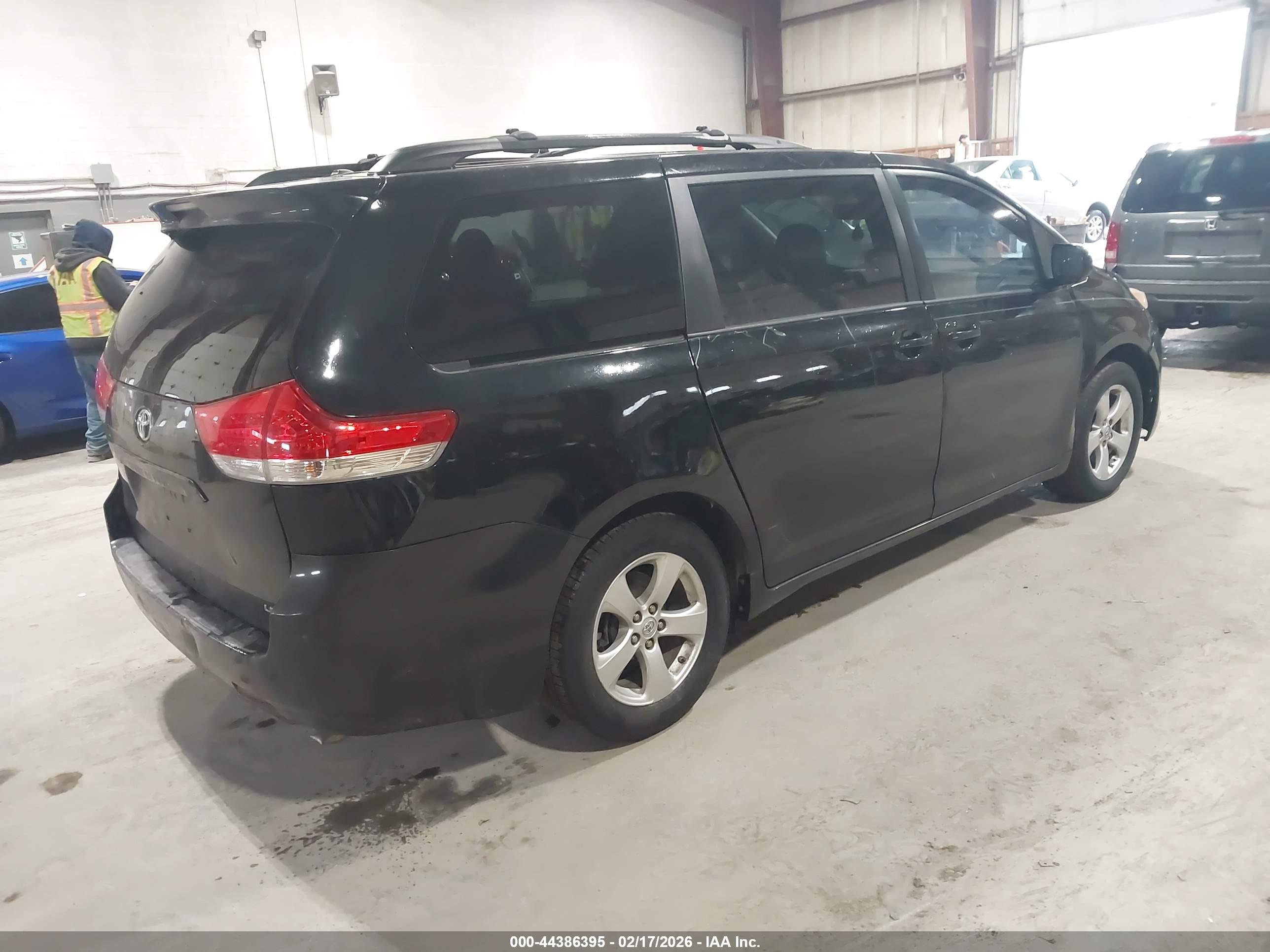 TOYOTA SIENNA image 4