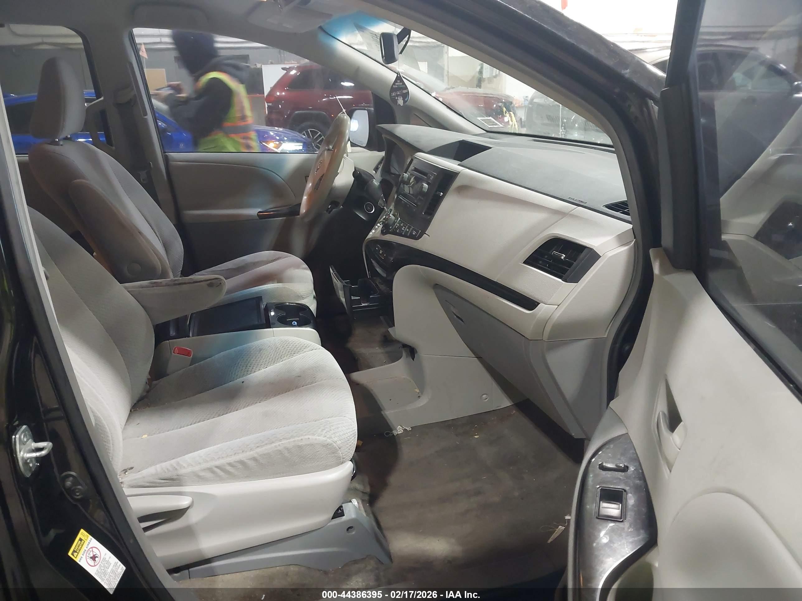 TOYOTA SIENNA image 5