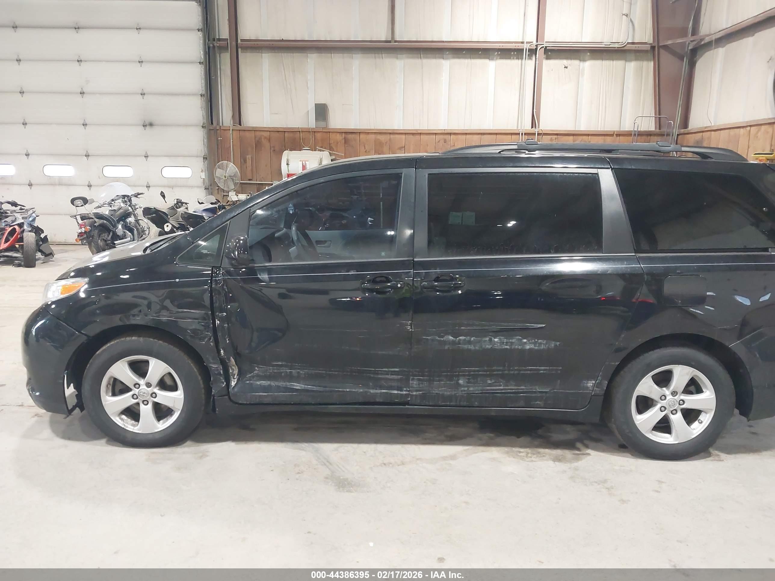 TOYOTA SIENNA image 6