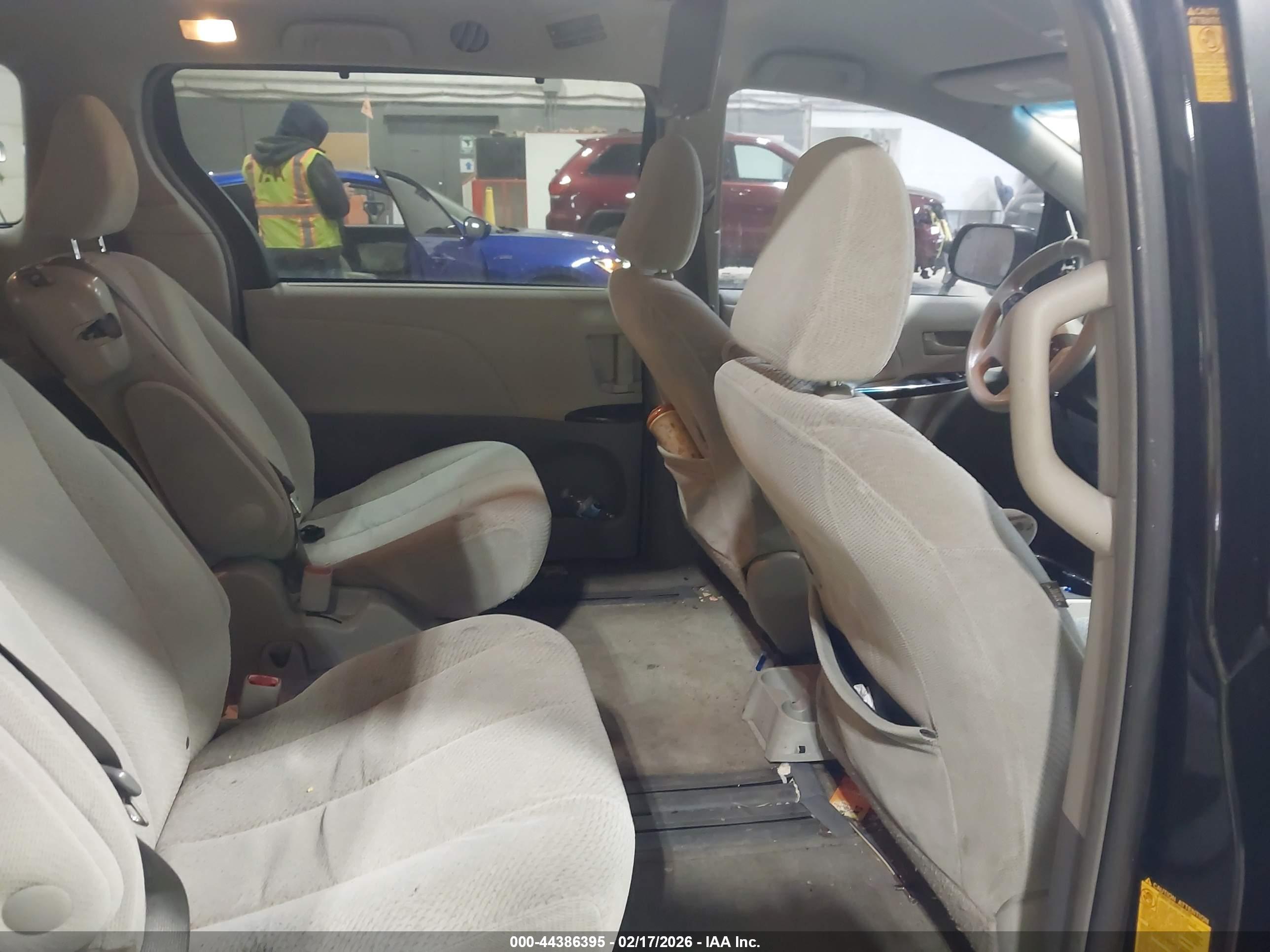TOYOTA SIENNA image 8