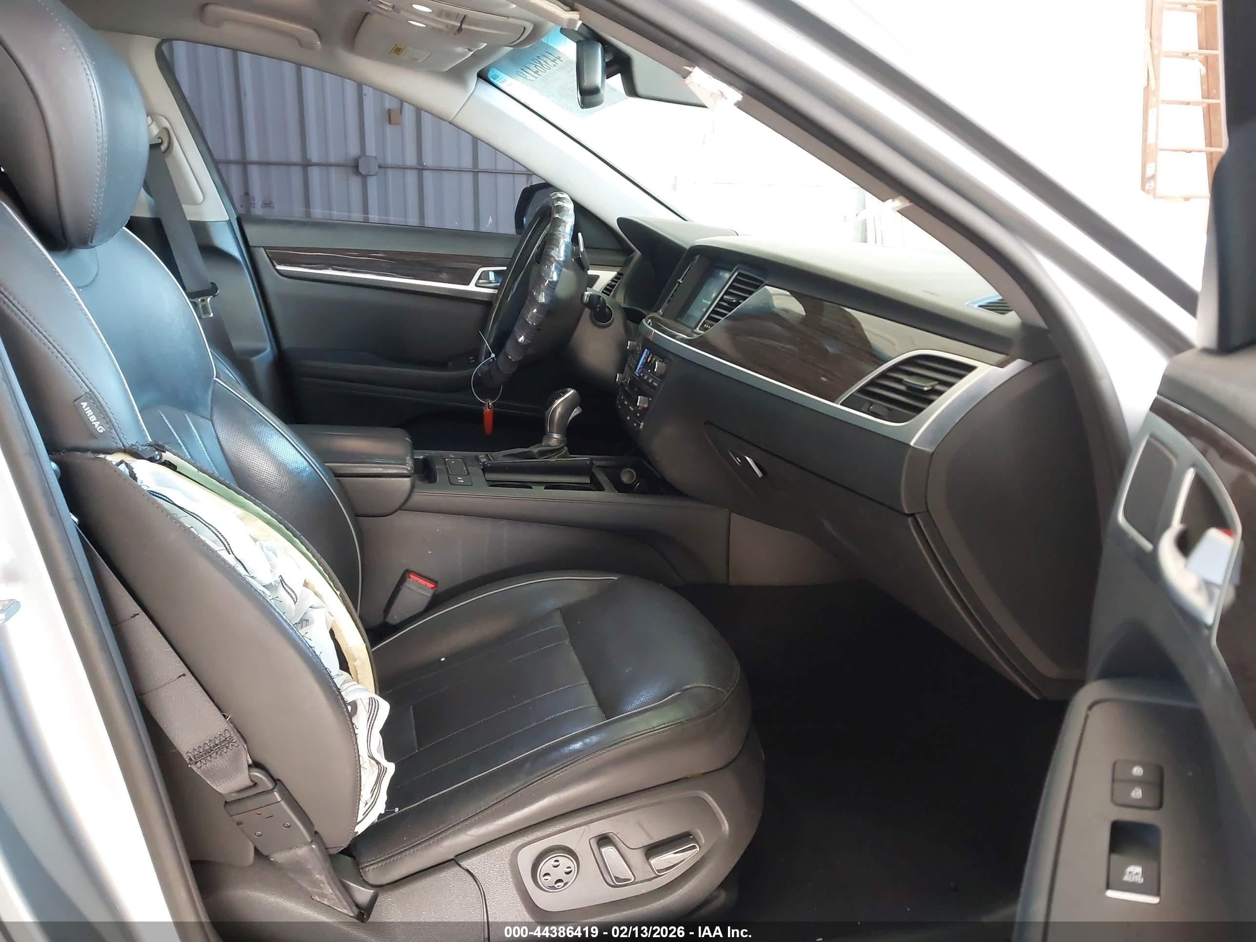 HYUNDAI GENESIS image 5